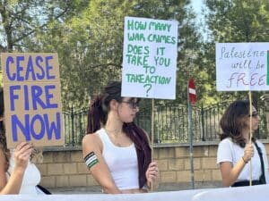 Demonstrators in front of the Presidential Palace 