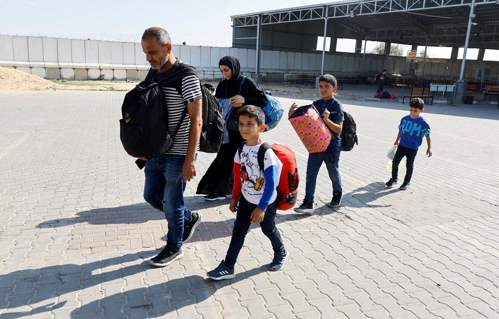 image Rafah crossing re-opens for limited evacuations from Gaza