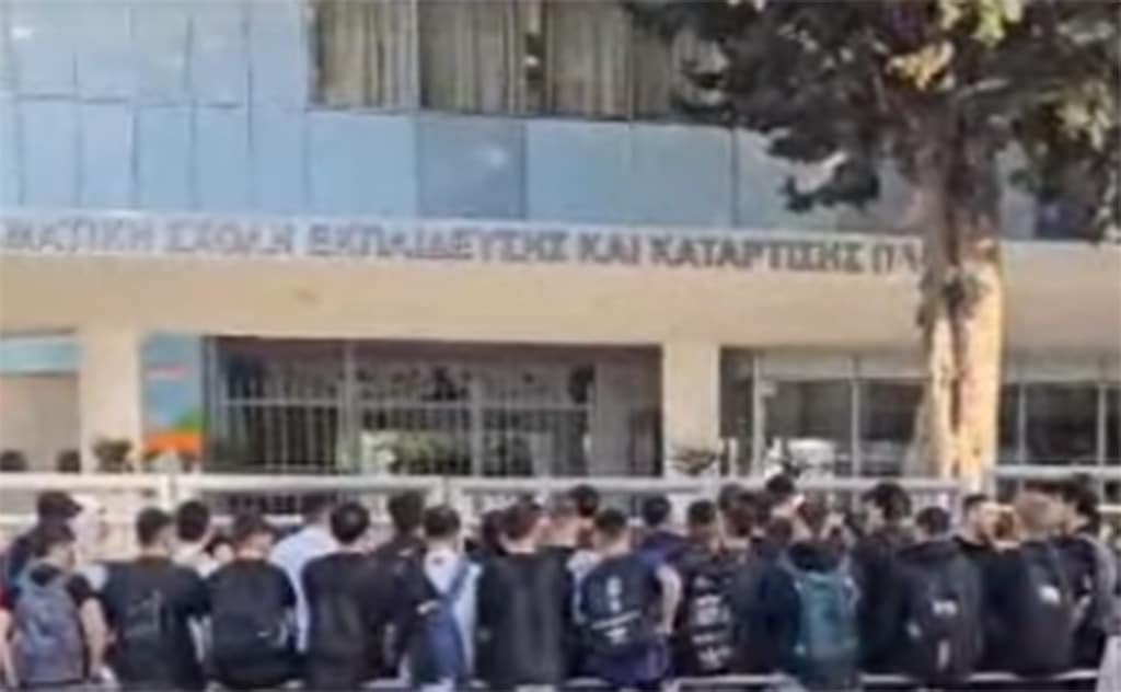 image Students demonstrate after six expelled