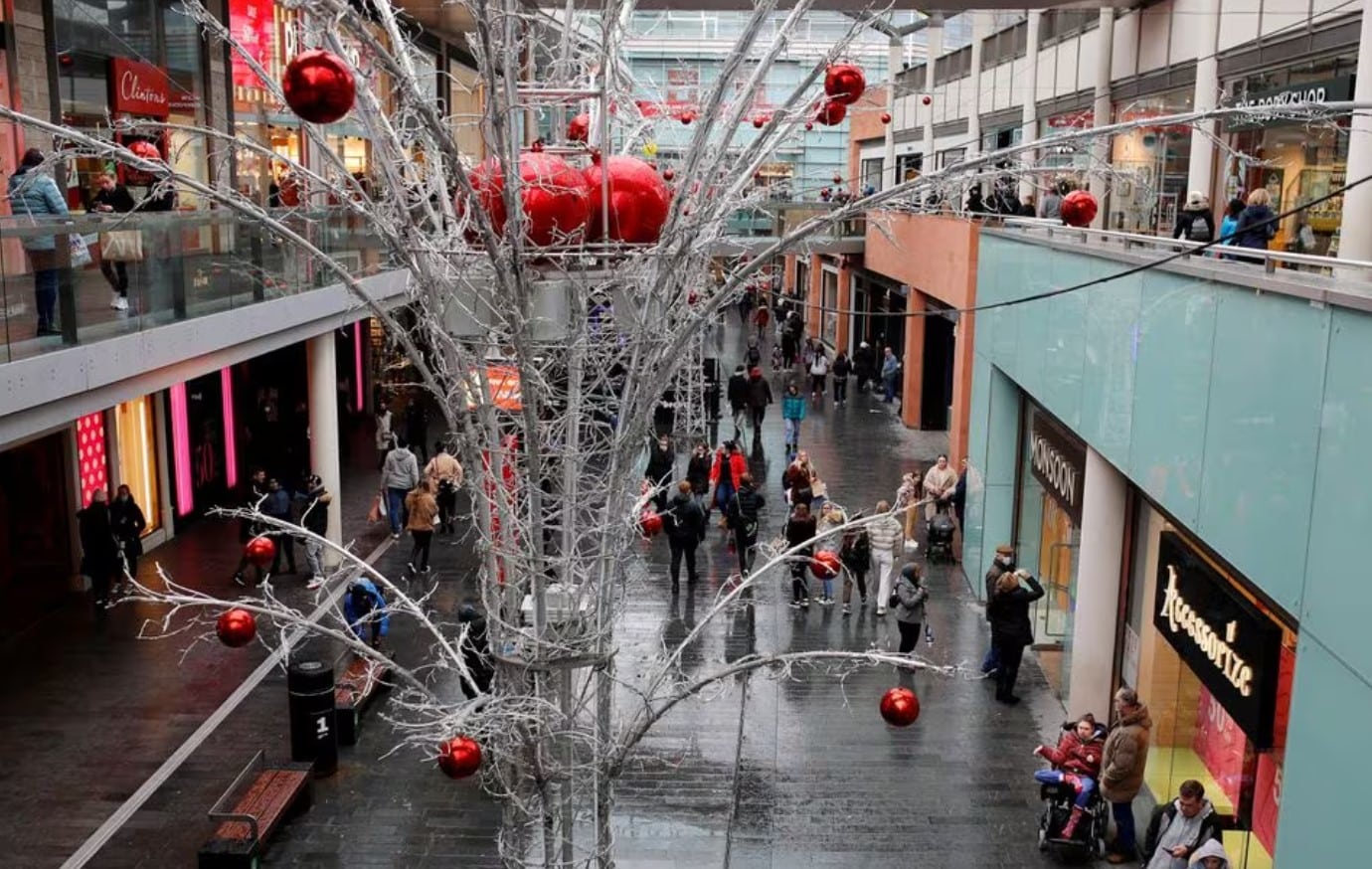 image UK retail sales drop less rapidly in April, CBI says