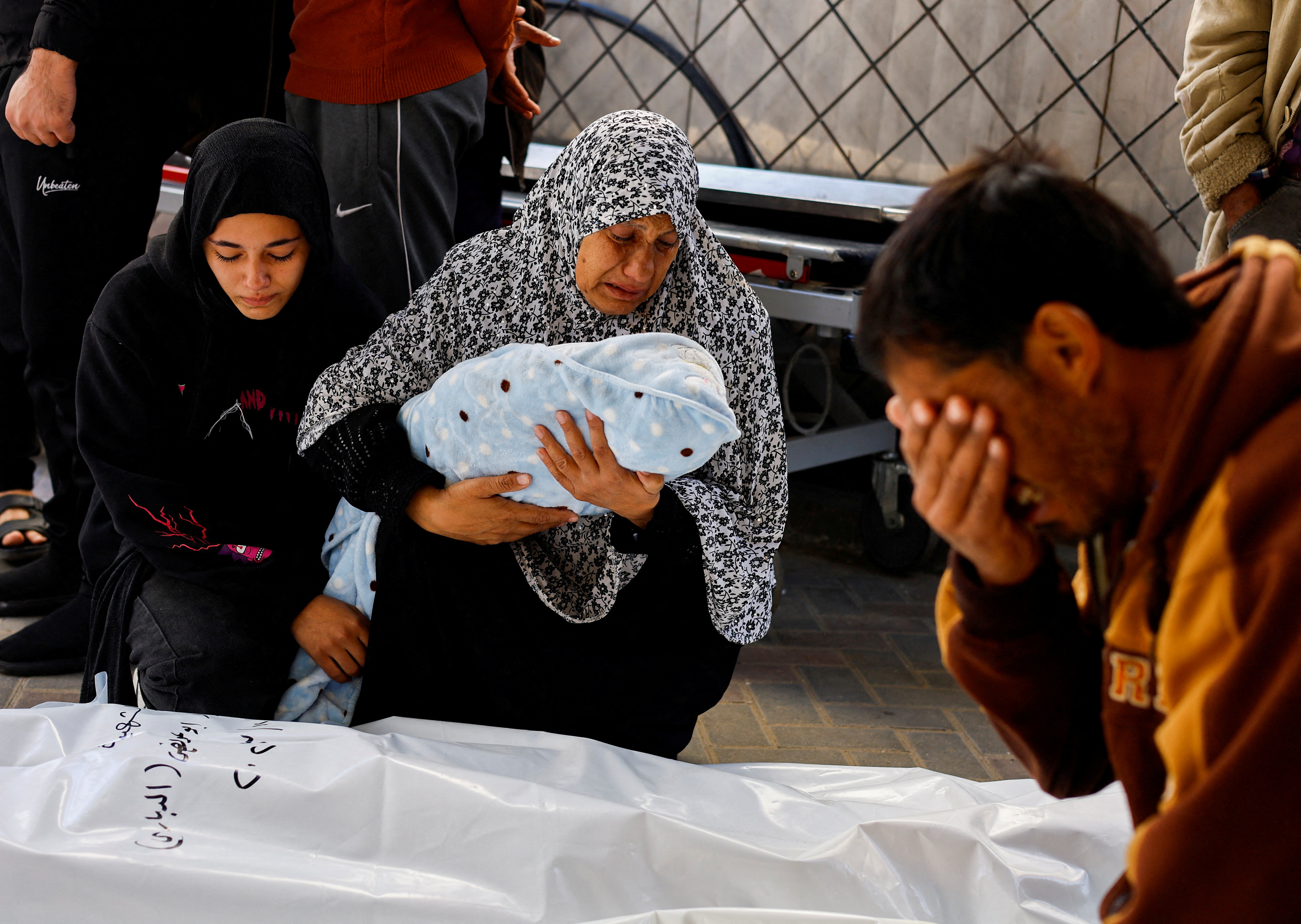 image Israel strikes southern Gaza, faces calls to reduce civilian toll