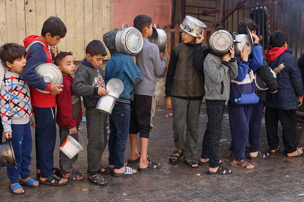 image Gaza families beg for bread, eat donkey meat as aid deliveries falter