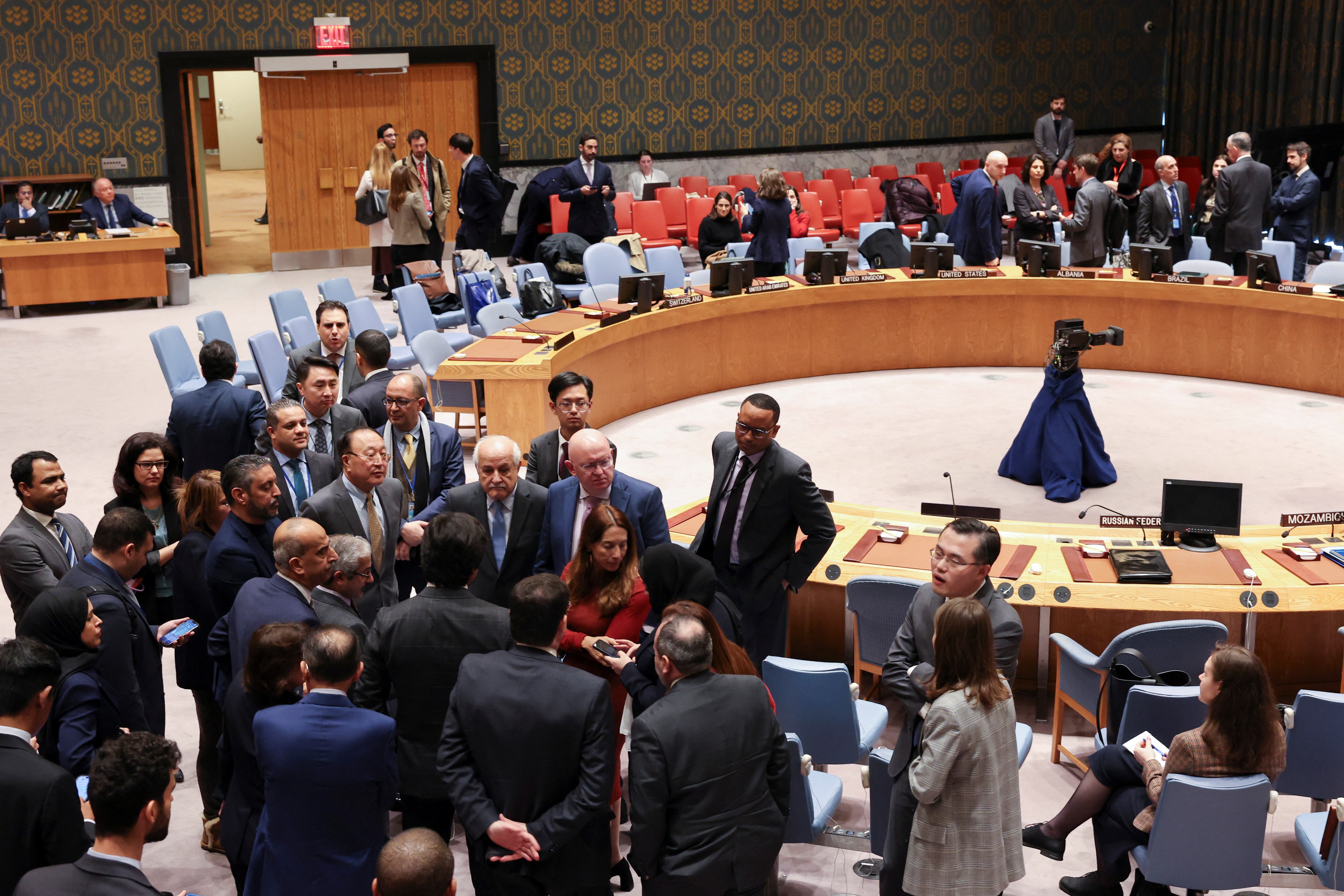 image Israel battles Hamas on streets of Gaza city as UN delays vote again