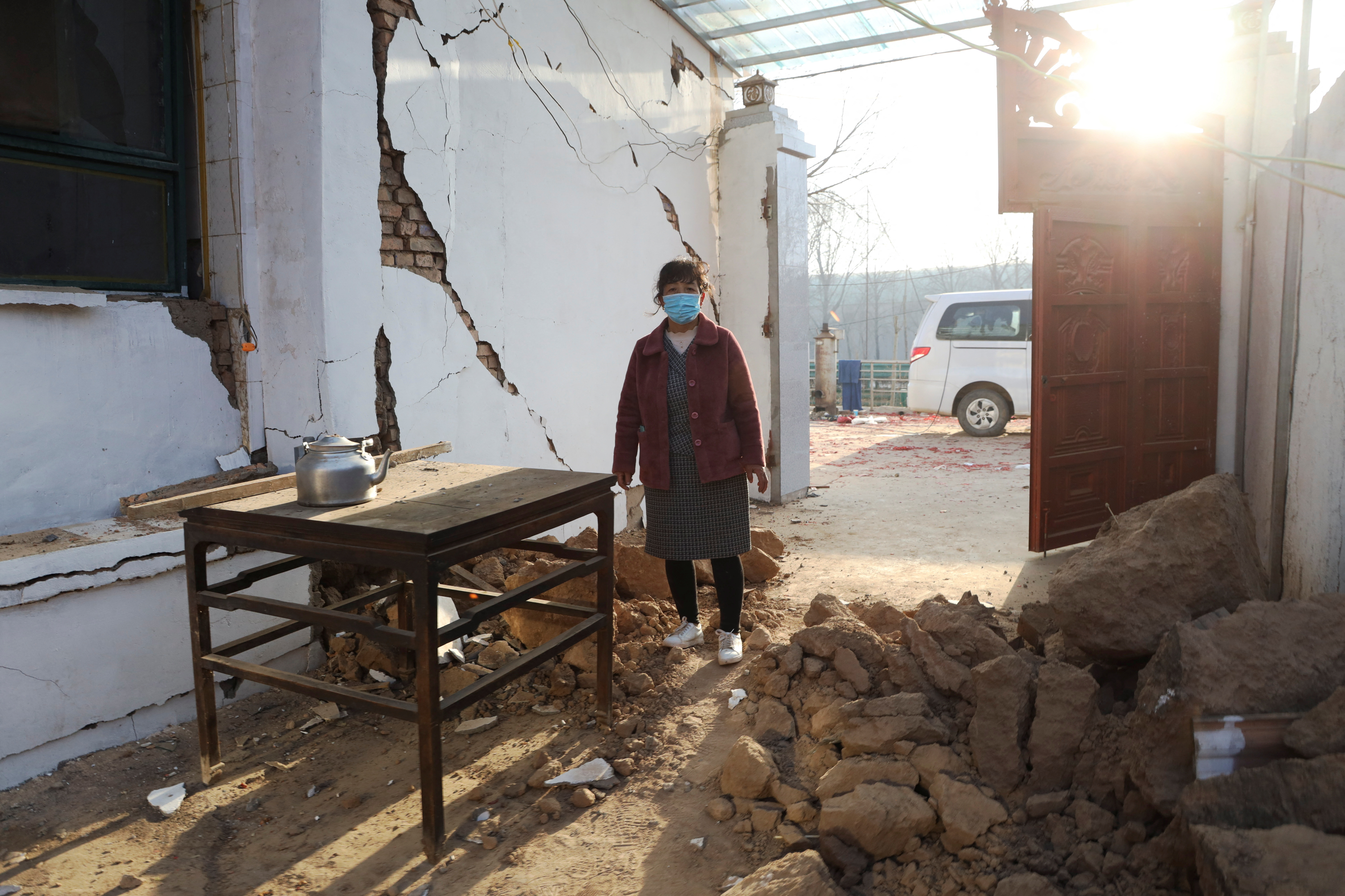 image Chinese rescuers brave freezing cold to find earthquake survivors