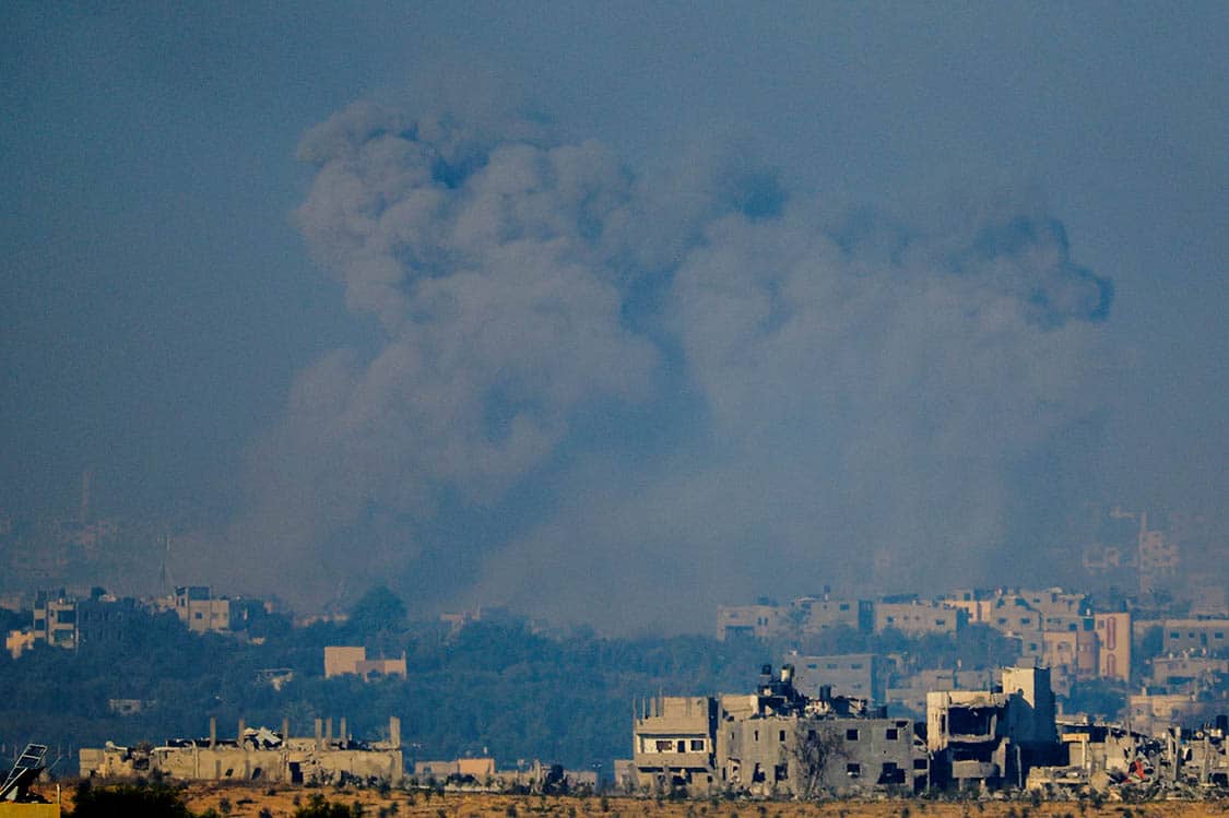 image Israel bombards southern Gaza as residents fear new ground offensive
