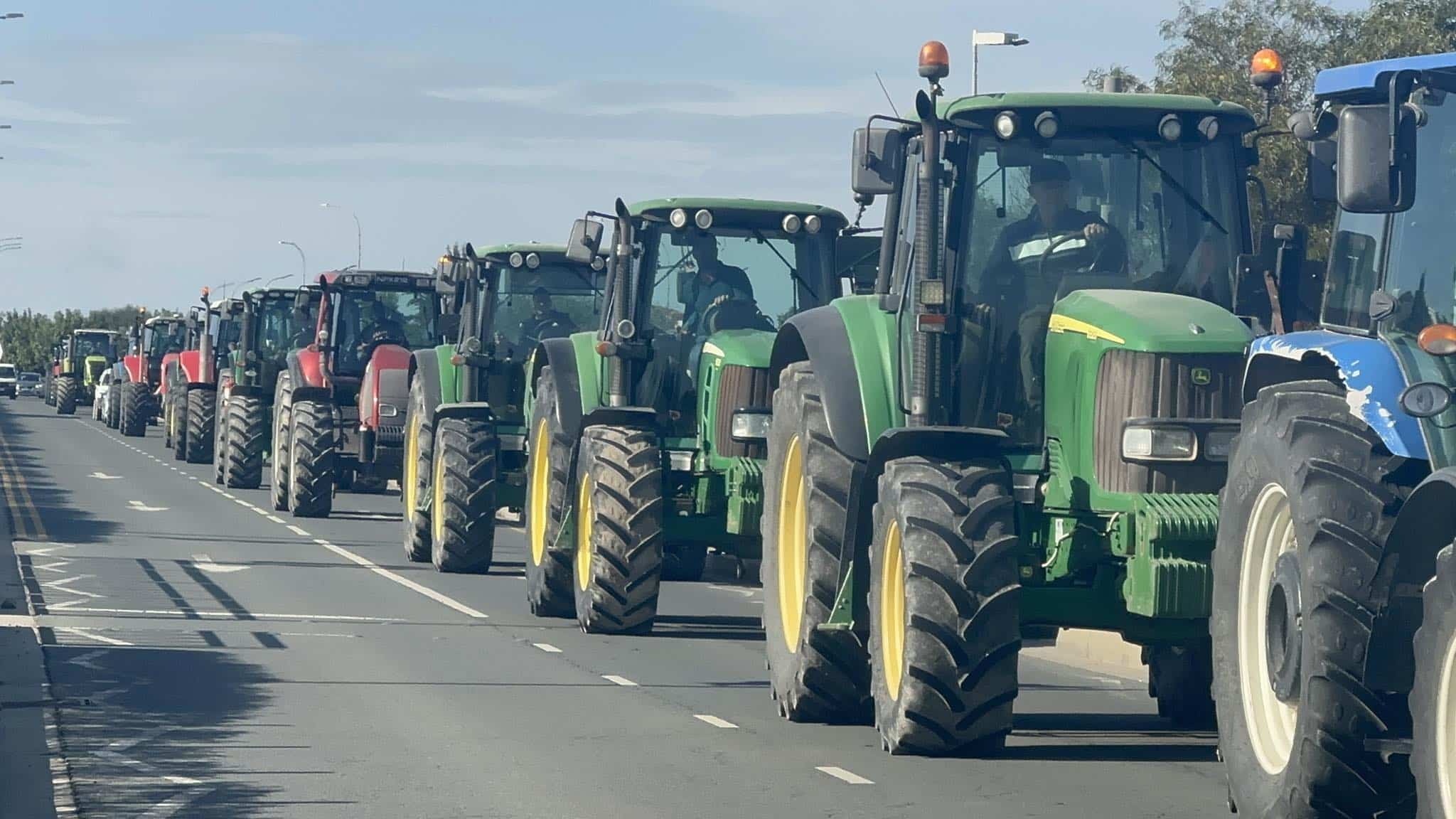 image Farmers retreat from Presidential Palace on promise of meeting with Minister (updated)