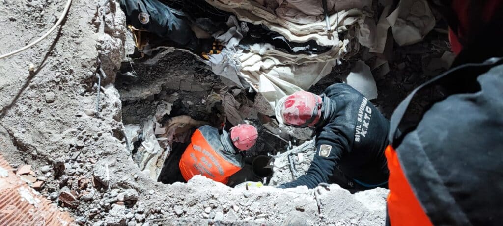 feature tom rescuers in the rubble of the isias hotel