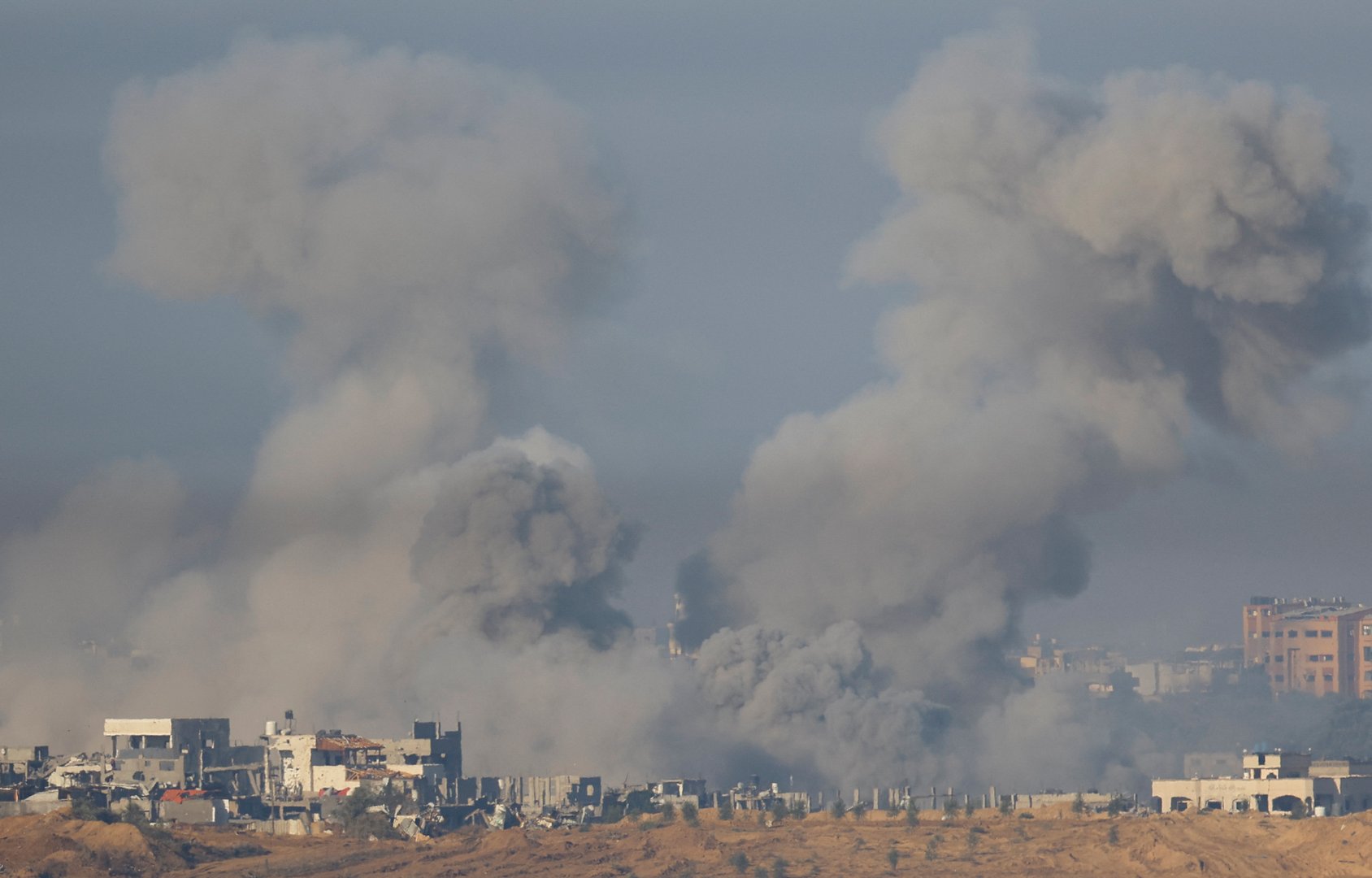 image Gaza residents seek shelter as Israeli bombing intensifies