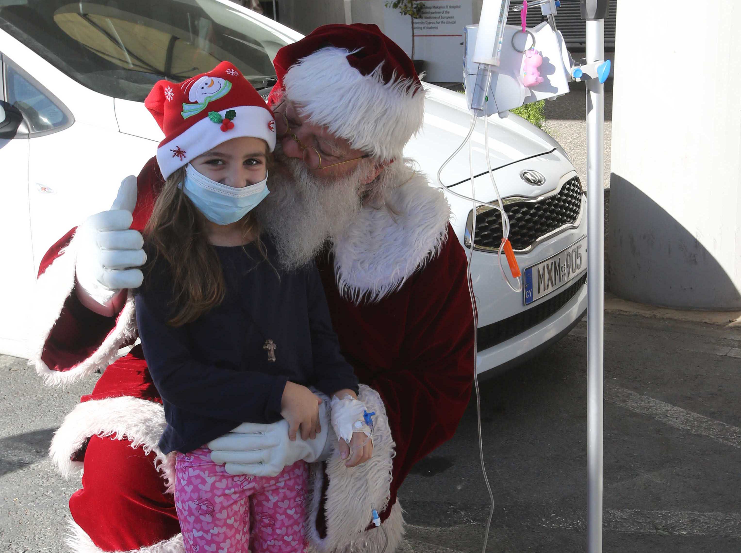image Santa visits children at Makarios hospital (videos, photos)
