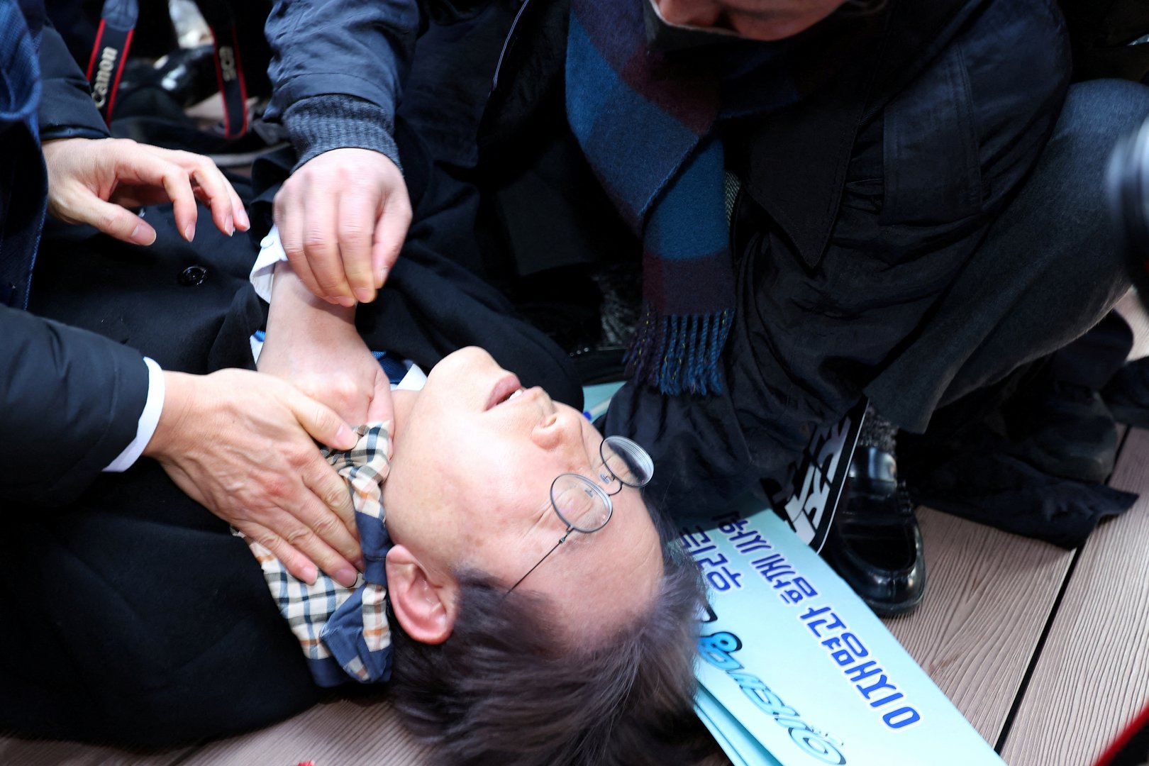 image South Korea opposition chief stabbed by autograph-seeker