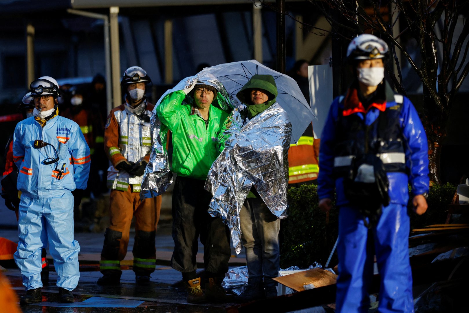 image Japan quake survivors face freezing rain, threat of landslides