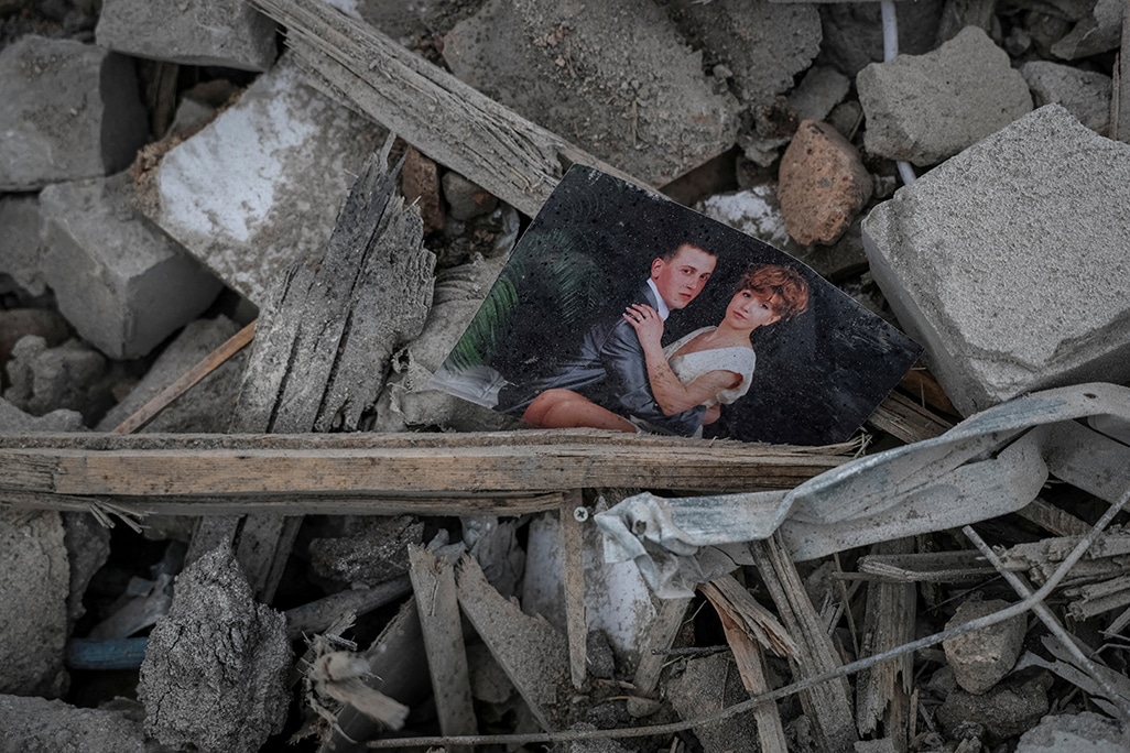 image Four killed in combined Russian air strike on Ukraine