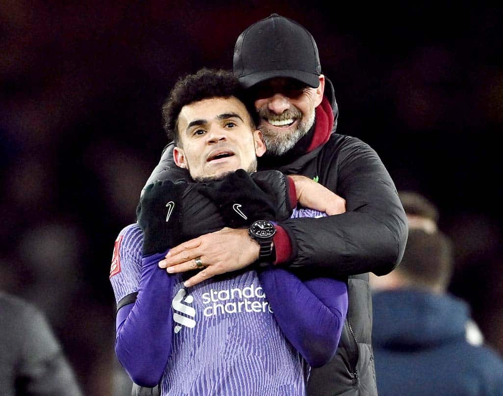 image Liverpool strike late to knock Arsenal out of FA Cup, City cruise
