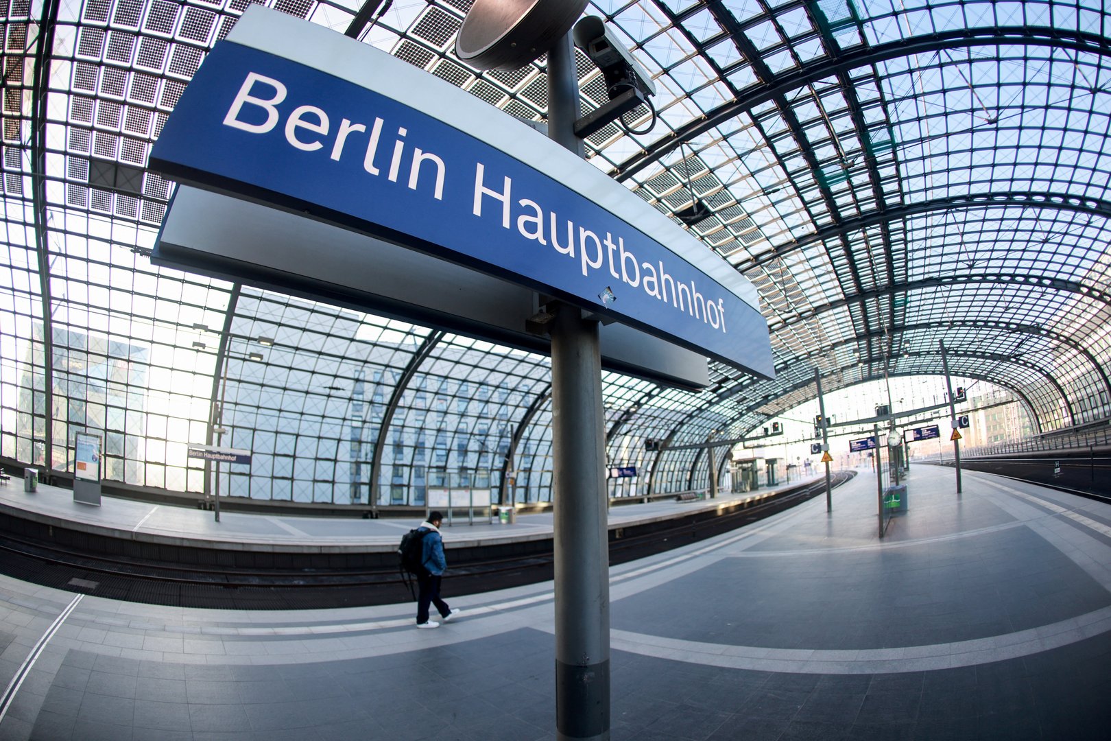 image Travel chaos in Germany as railway train drivers begin three-day strike
