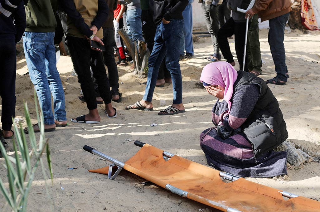 image Israeli tanks pound hospital districts in south Gaza, displaced set to flee anew