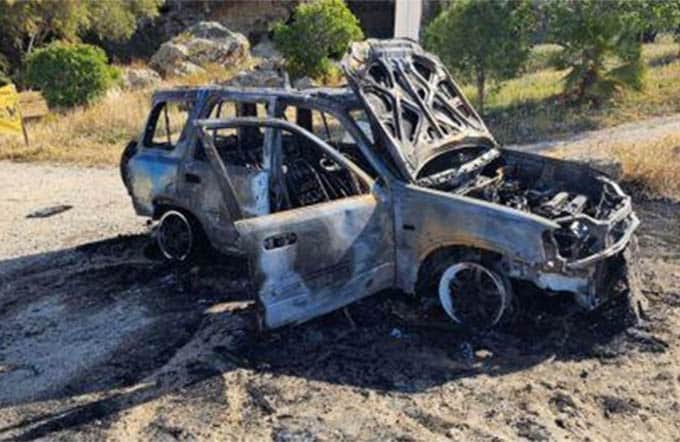 image Police vehicle destroyed by fire in Paphos