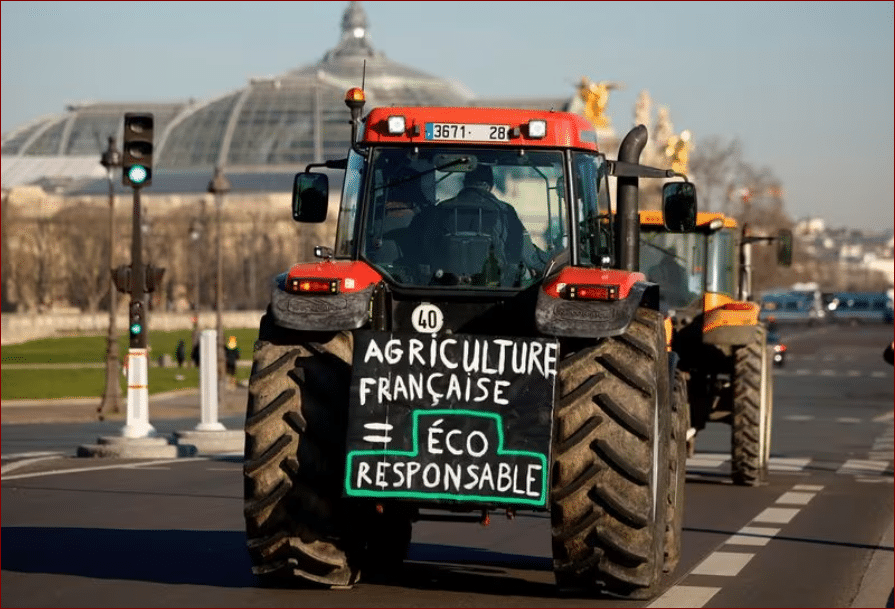 image French farmer protests turns ugly, one dead in roadblock accident
