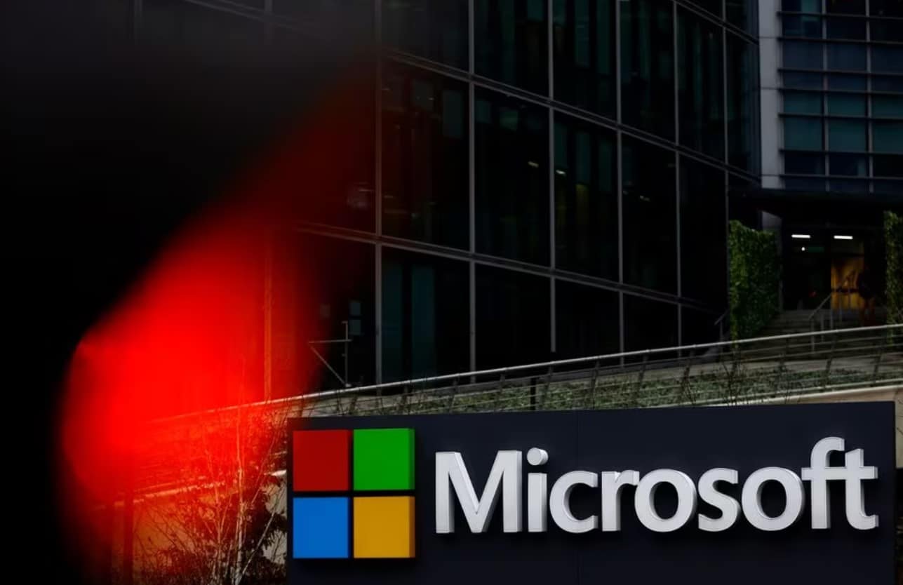 image Microsoft adds AI button to keyboards to call up chatbot