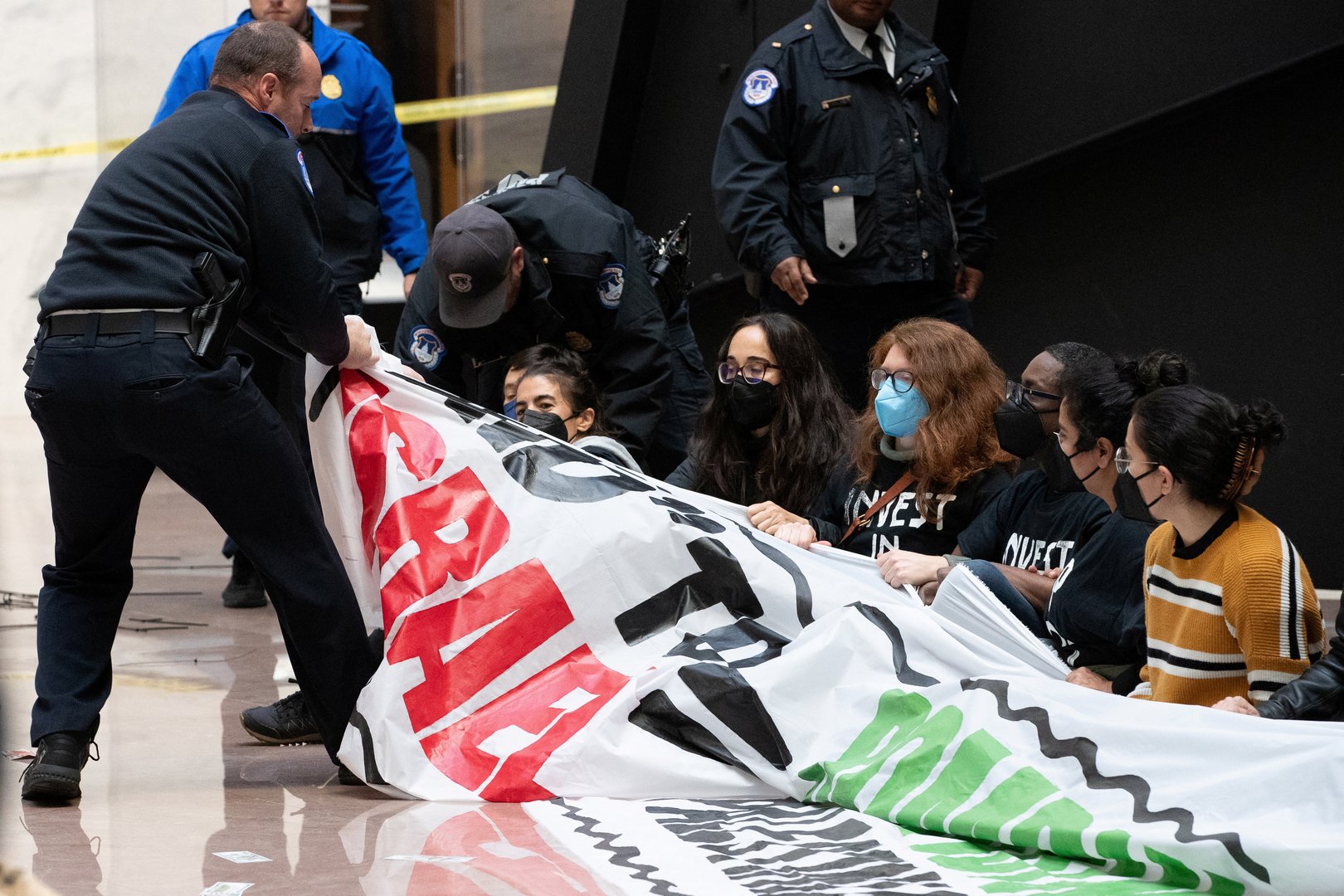 image Hundreds of Pro-Palestinian protesters arrested after blocking NYC bridges, tunnel