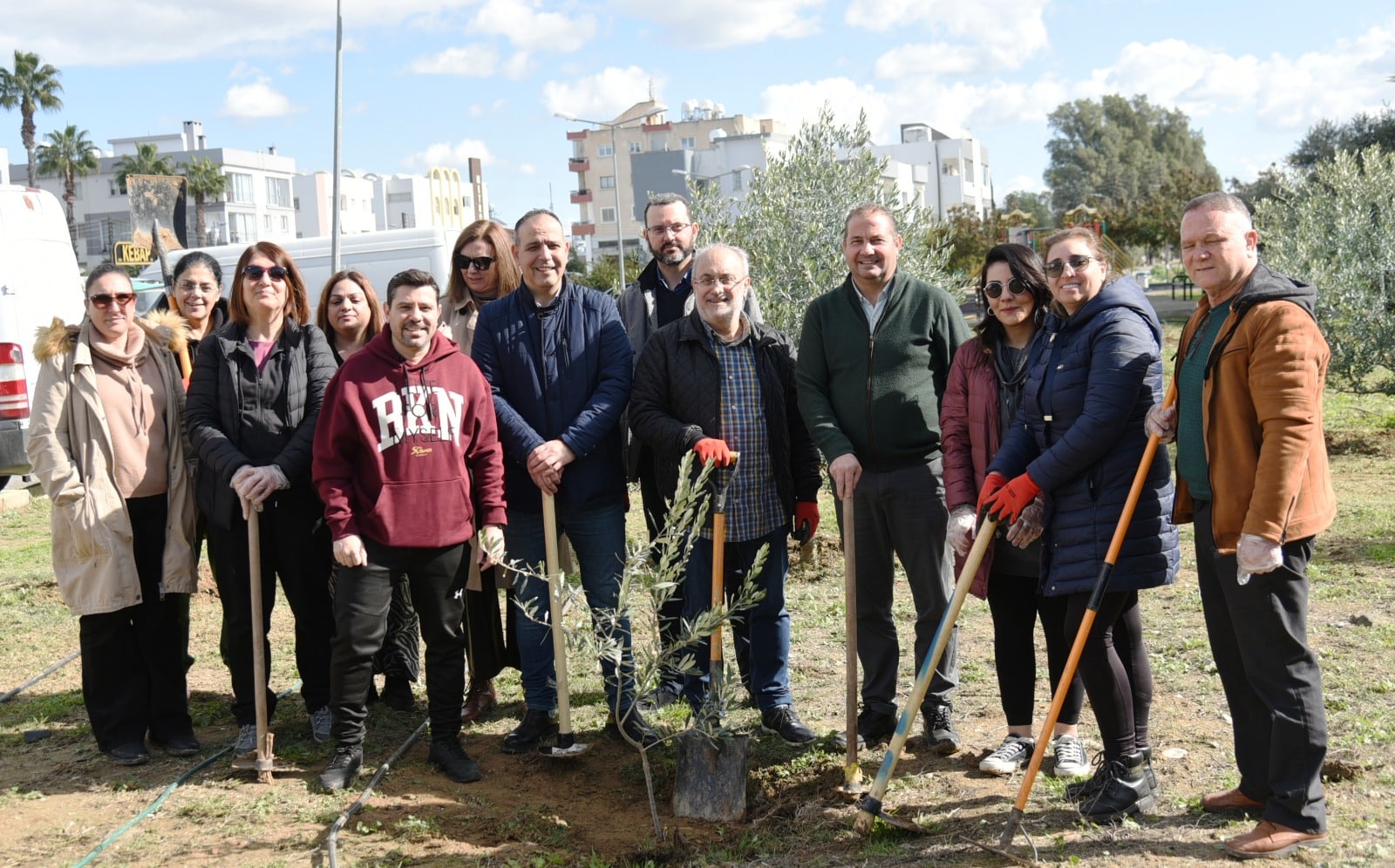 image Tree-planting by journalists from both sides