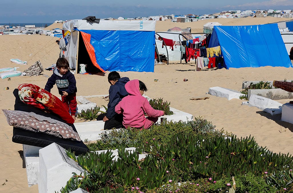 image Living among the dead: Gaza families seek shelter in cemetery