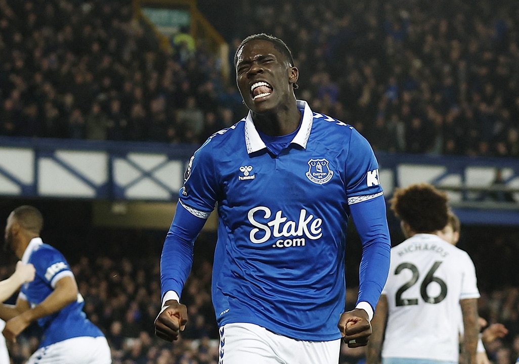 image Everton move out of bottom three after draw with Palace