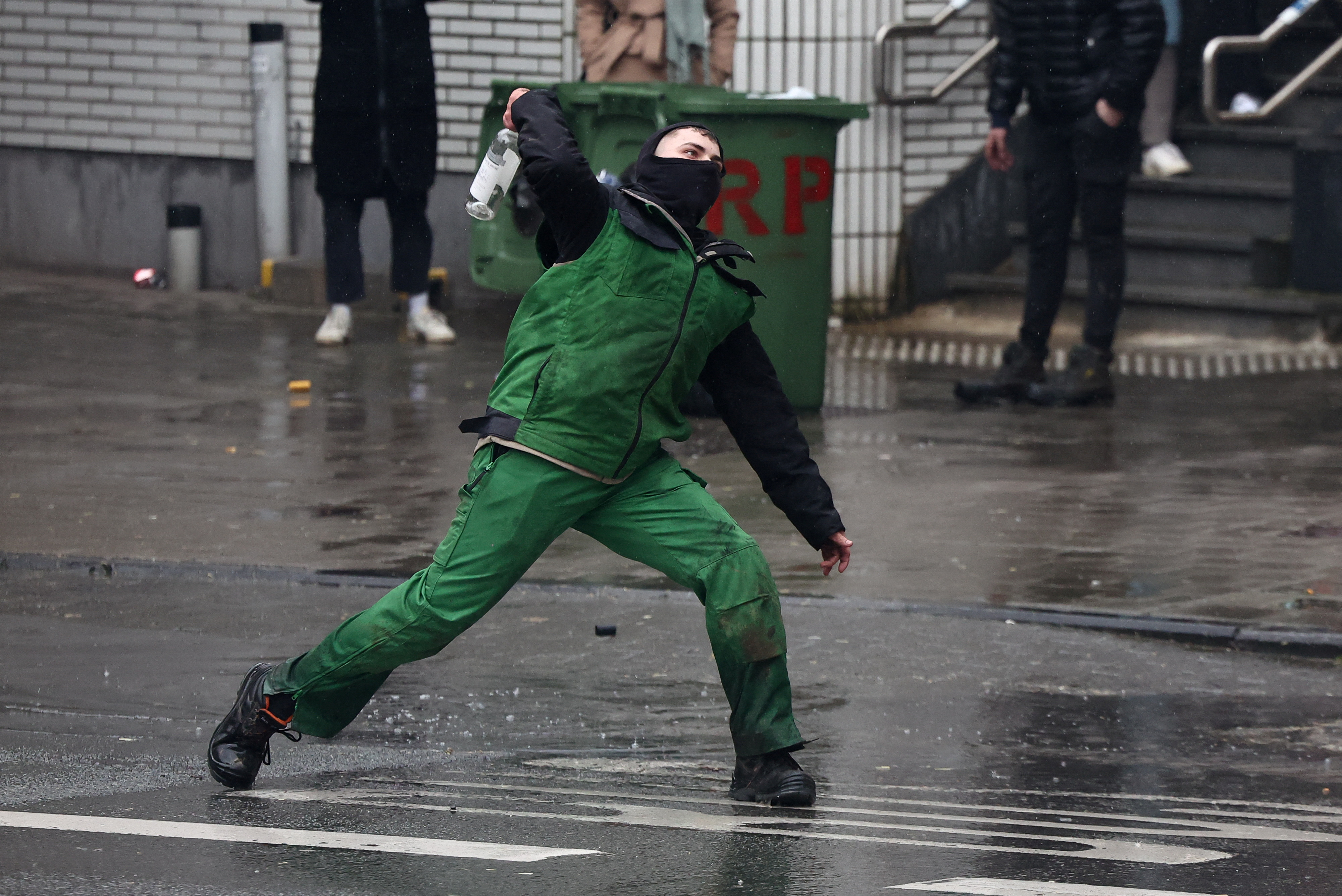 image Protesting farmers jam Brussels with tractors (video)