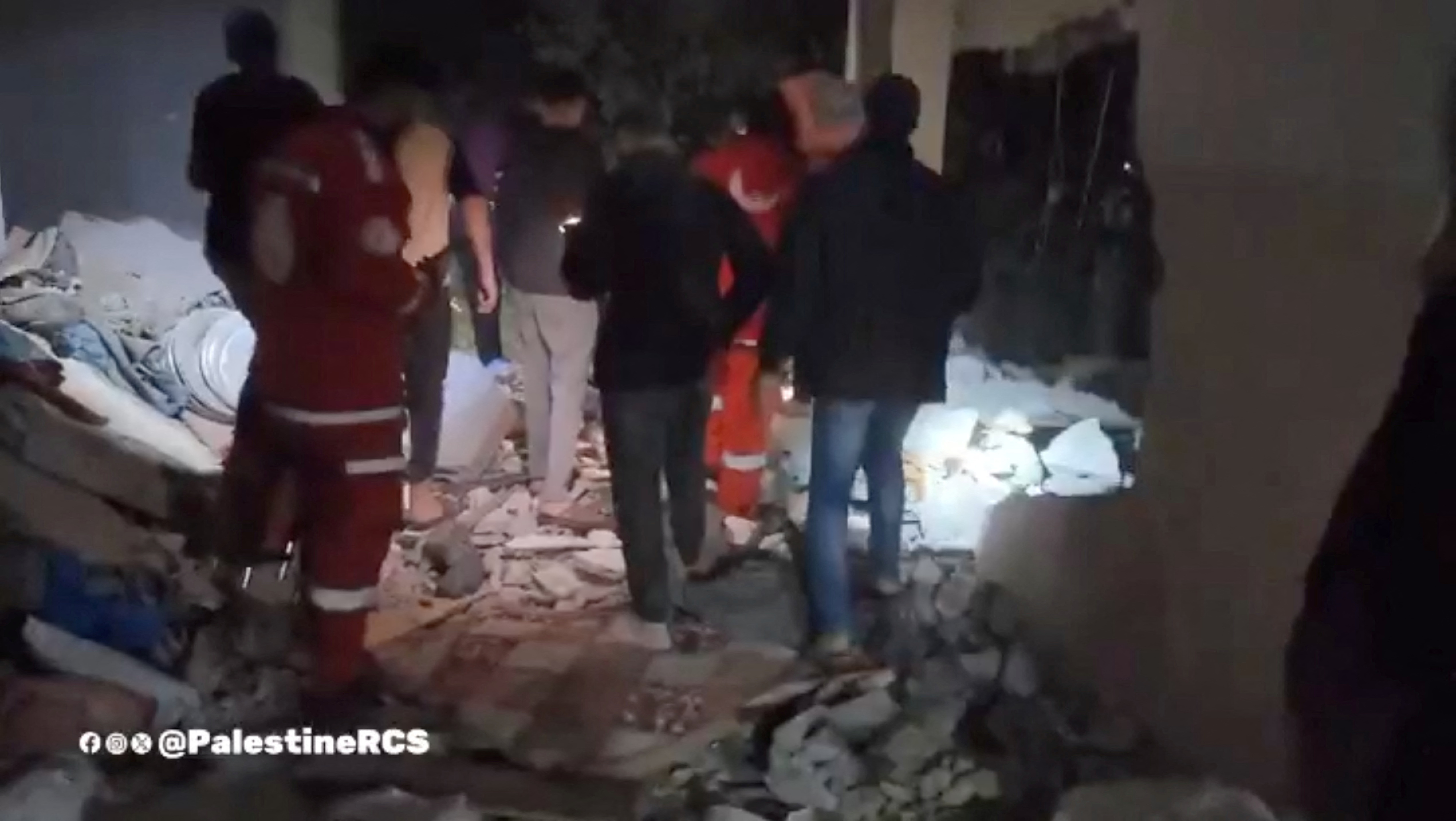 image Gaza health authorities say Israeli fire kills 104 people waiting in line for aid