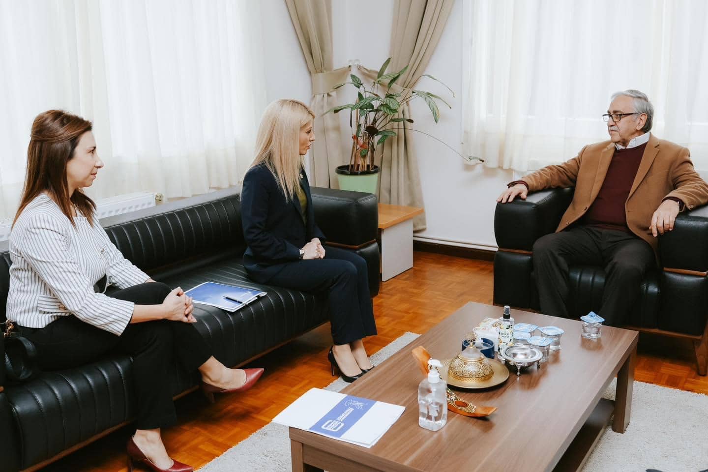 annita on akinci's sofa