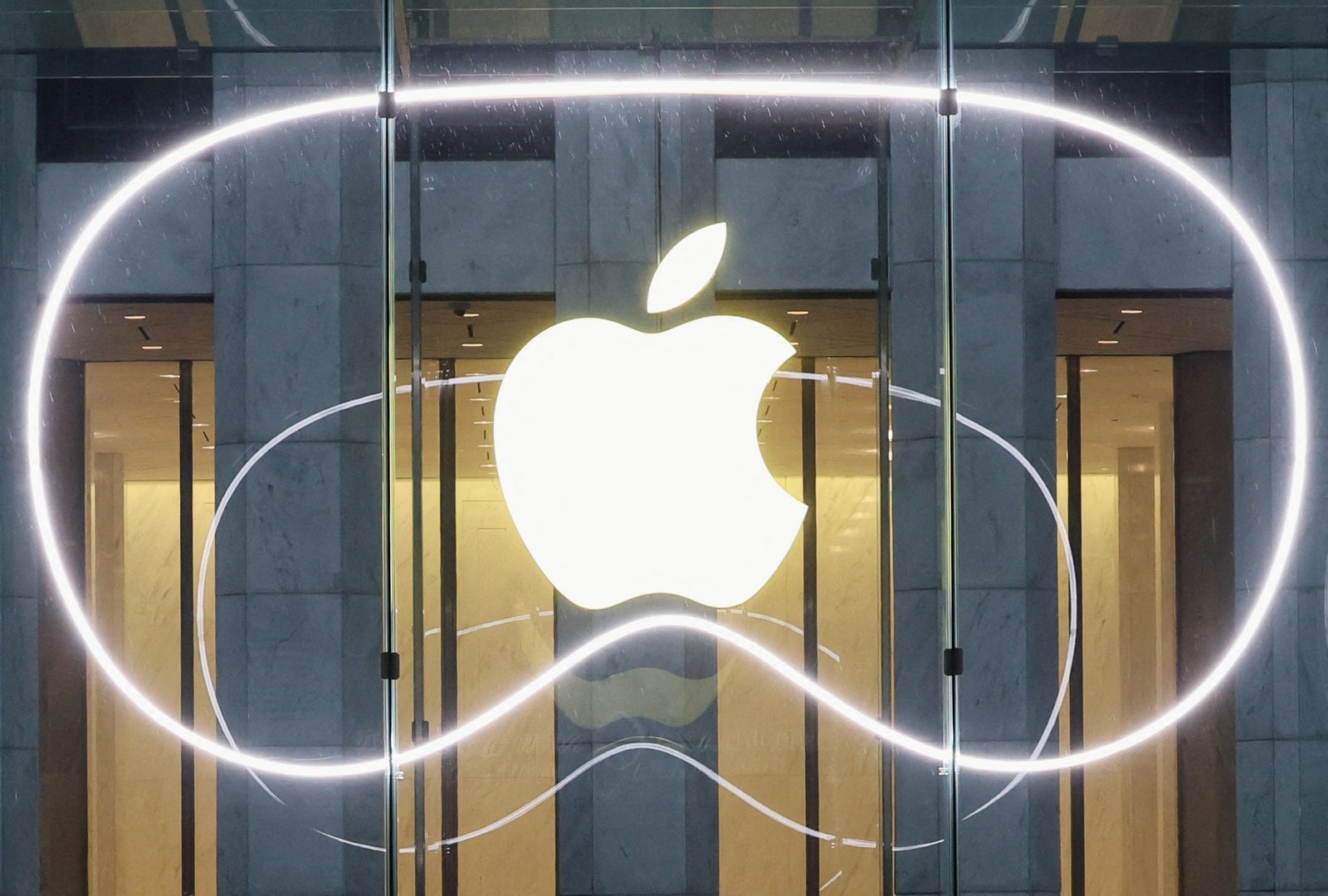image EU poised to fine Apple about 500 million euros, FT reports