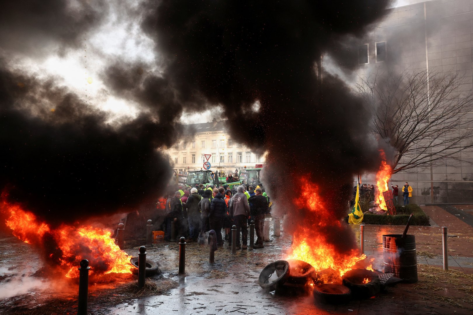 image Farmers&#8217; anger spreads in Europe, governments promise help
