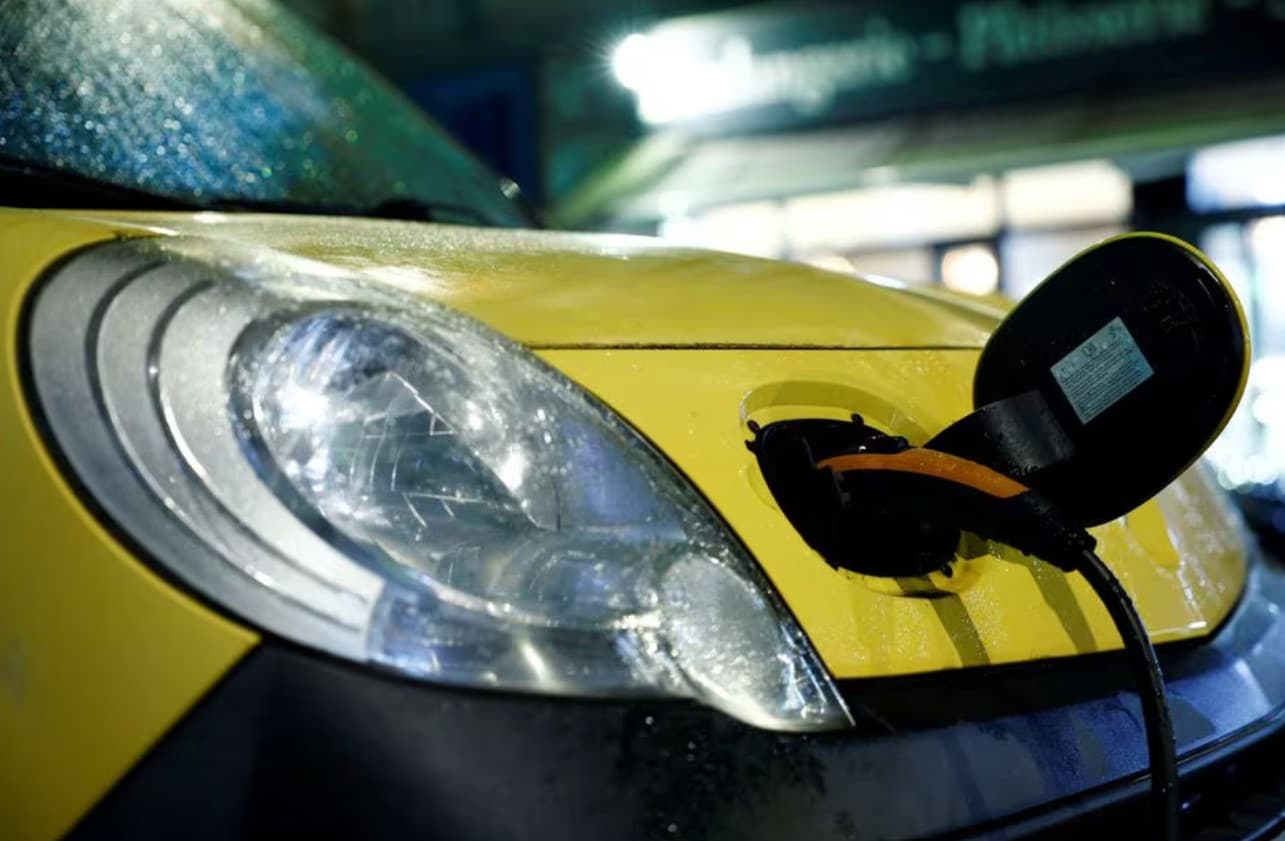 image France cuts EV subsidy for higher-income buyers