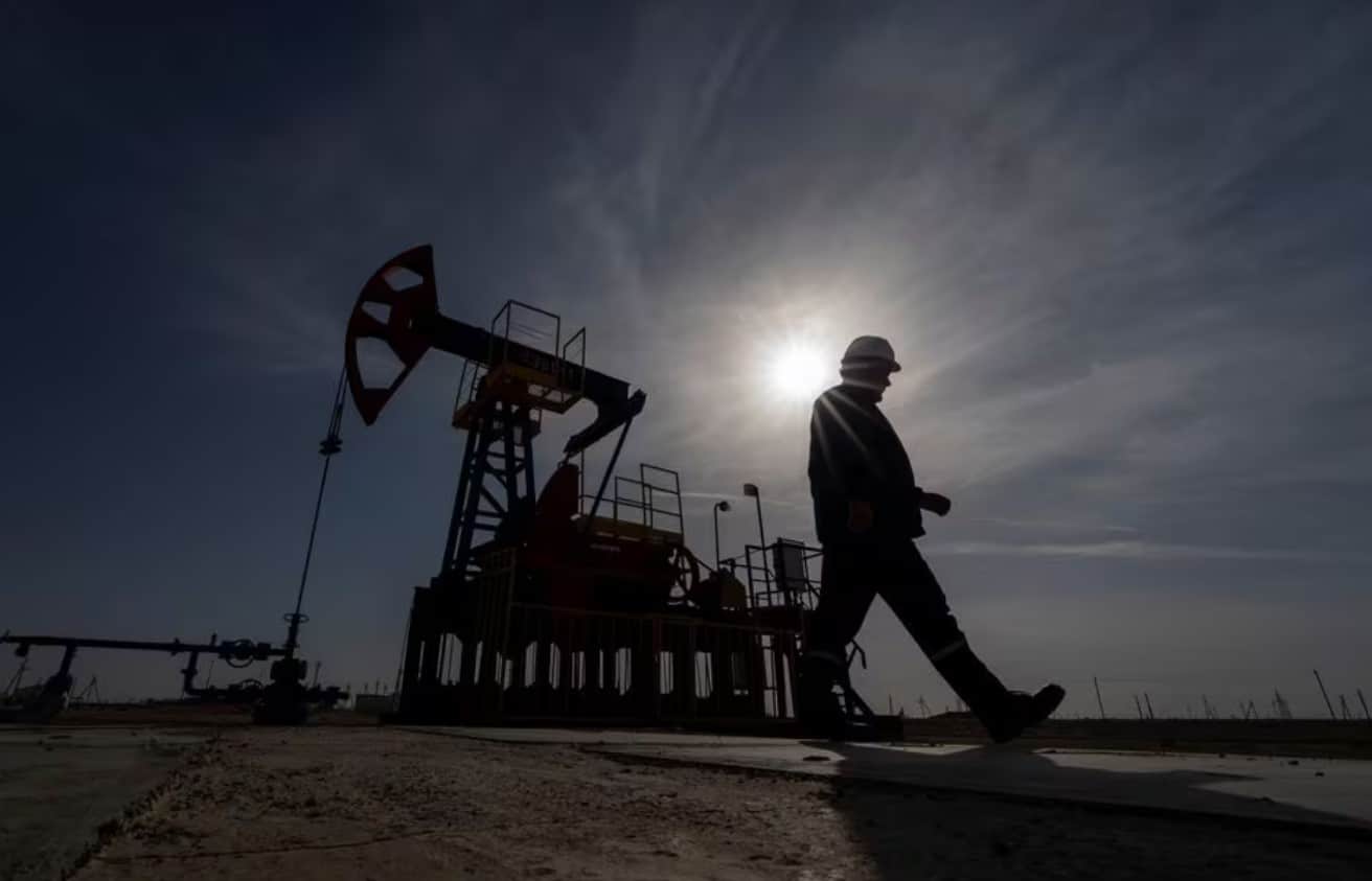 image Oil prices edge up on Middle East risk