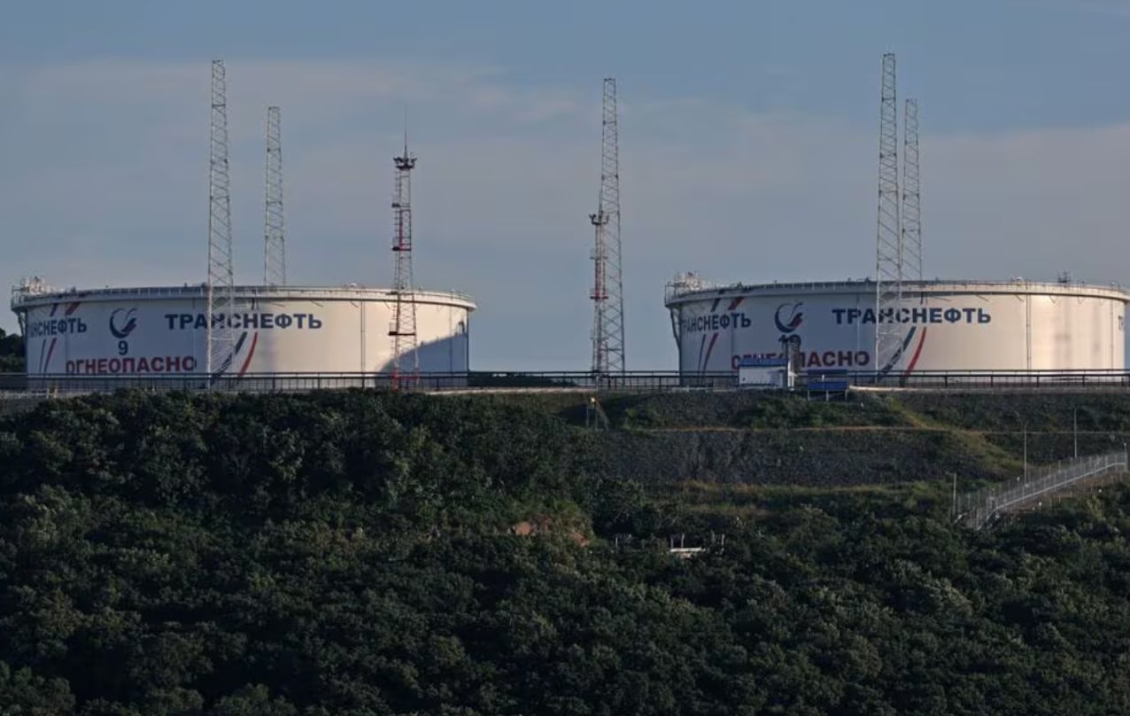 image Oil inches up as US plans more strikes in Mideast, Ukraine hits Russian refinery