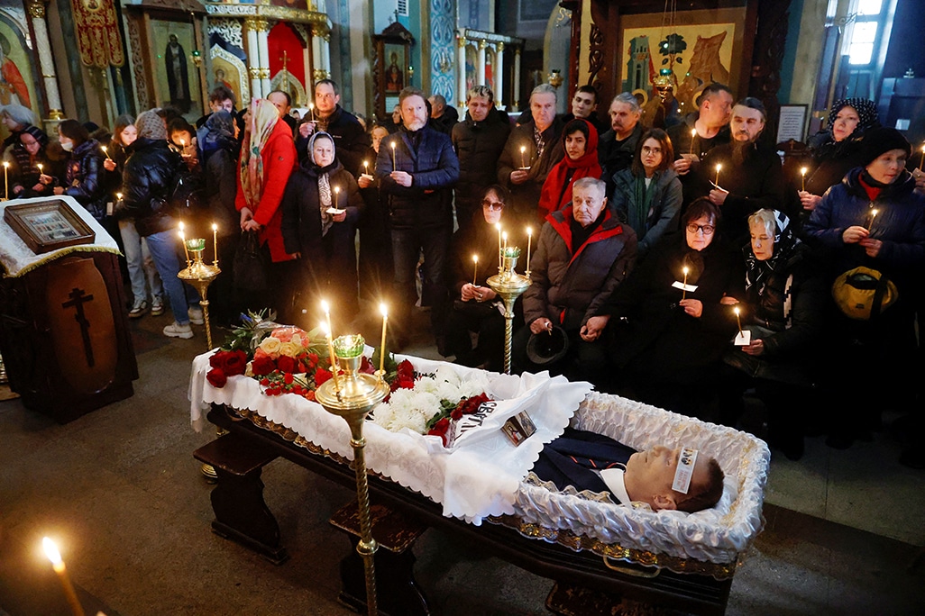 image Navalny buried in Moscow as thousands chant his name