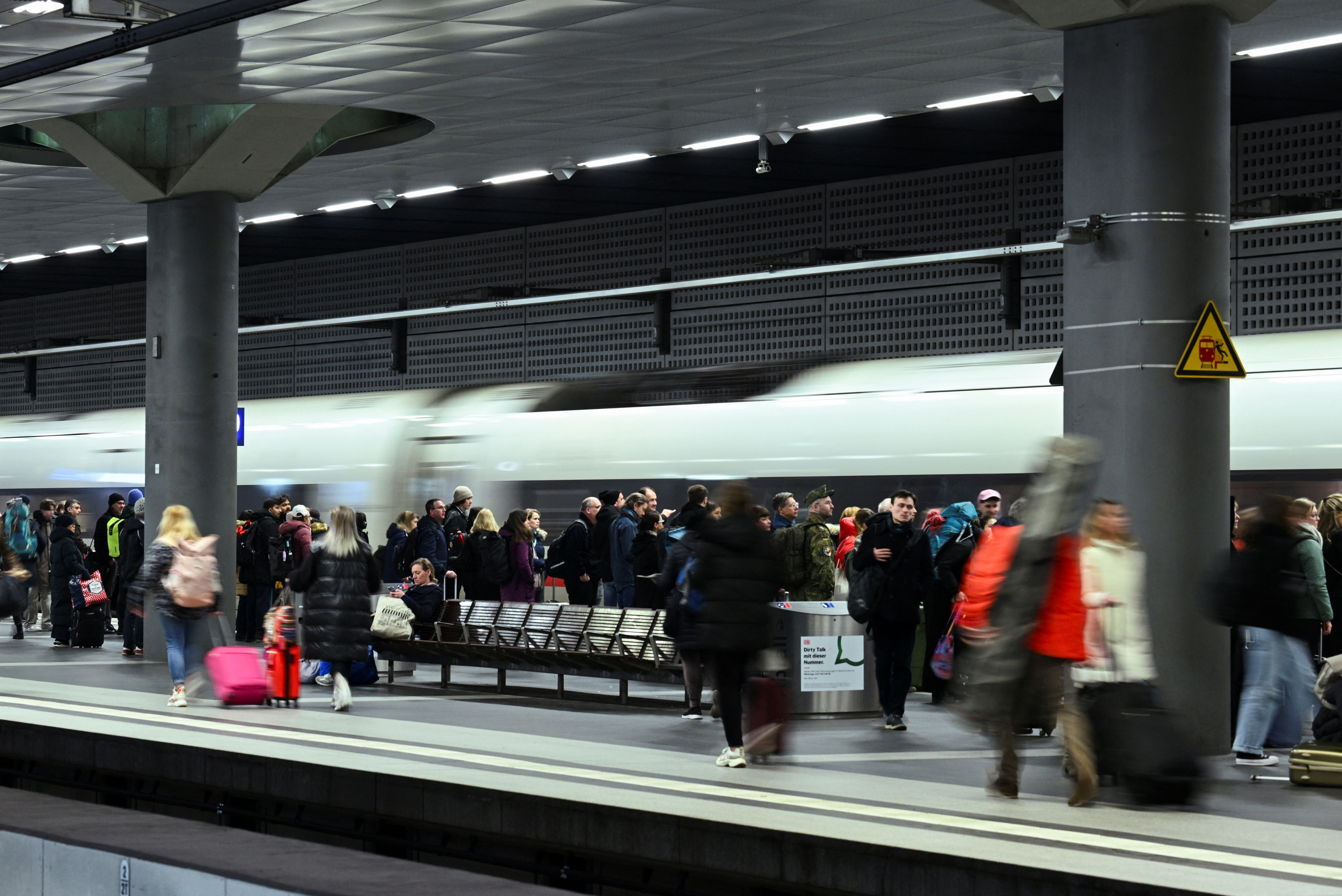 image Strike wave hits German rail and airports as disputes mount