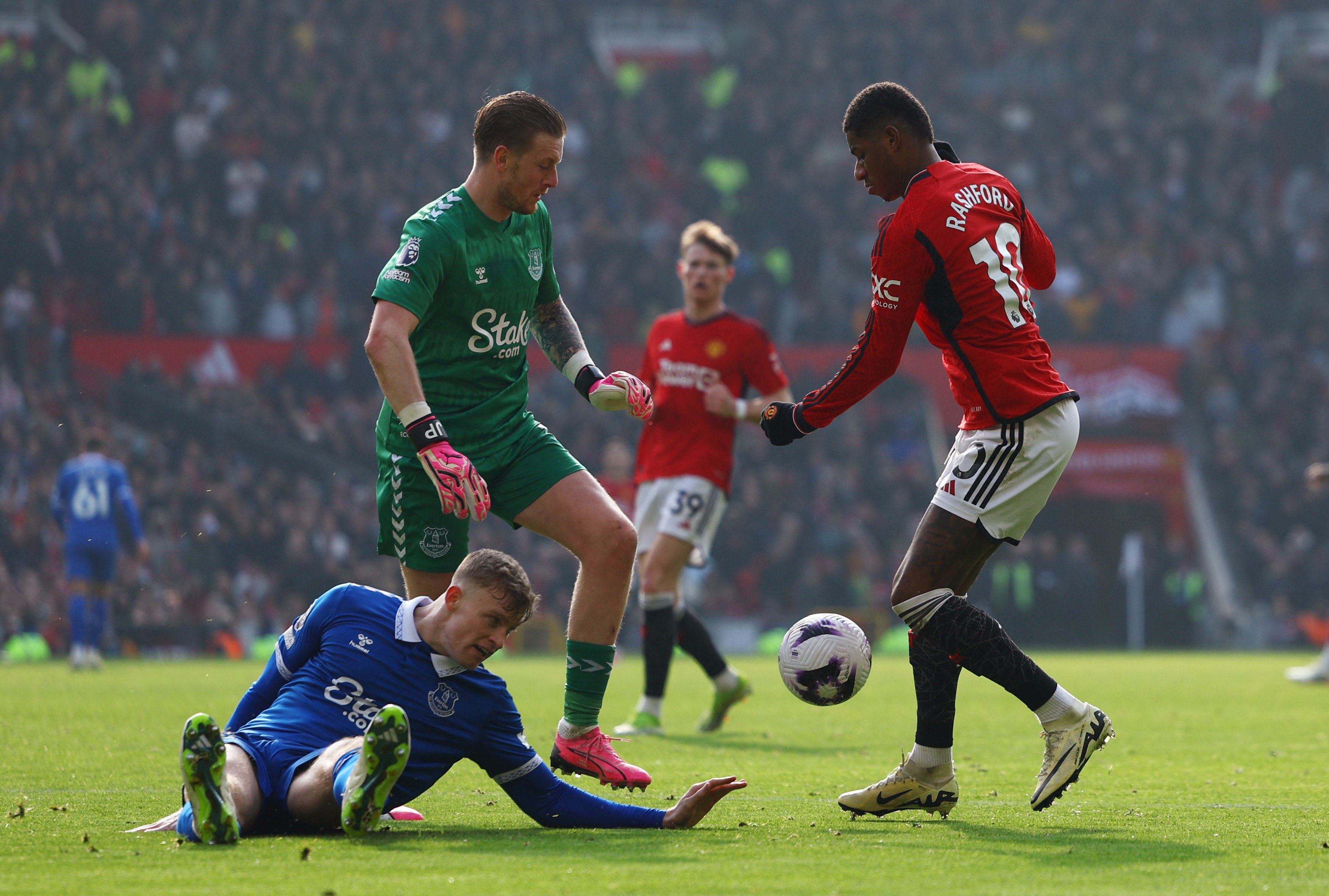 image Fernandes, Rashford penalties give Man Utd 2-0 win over Everton