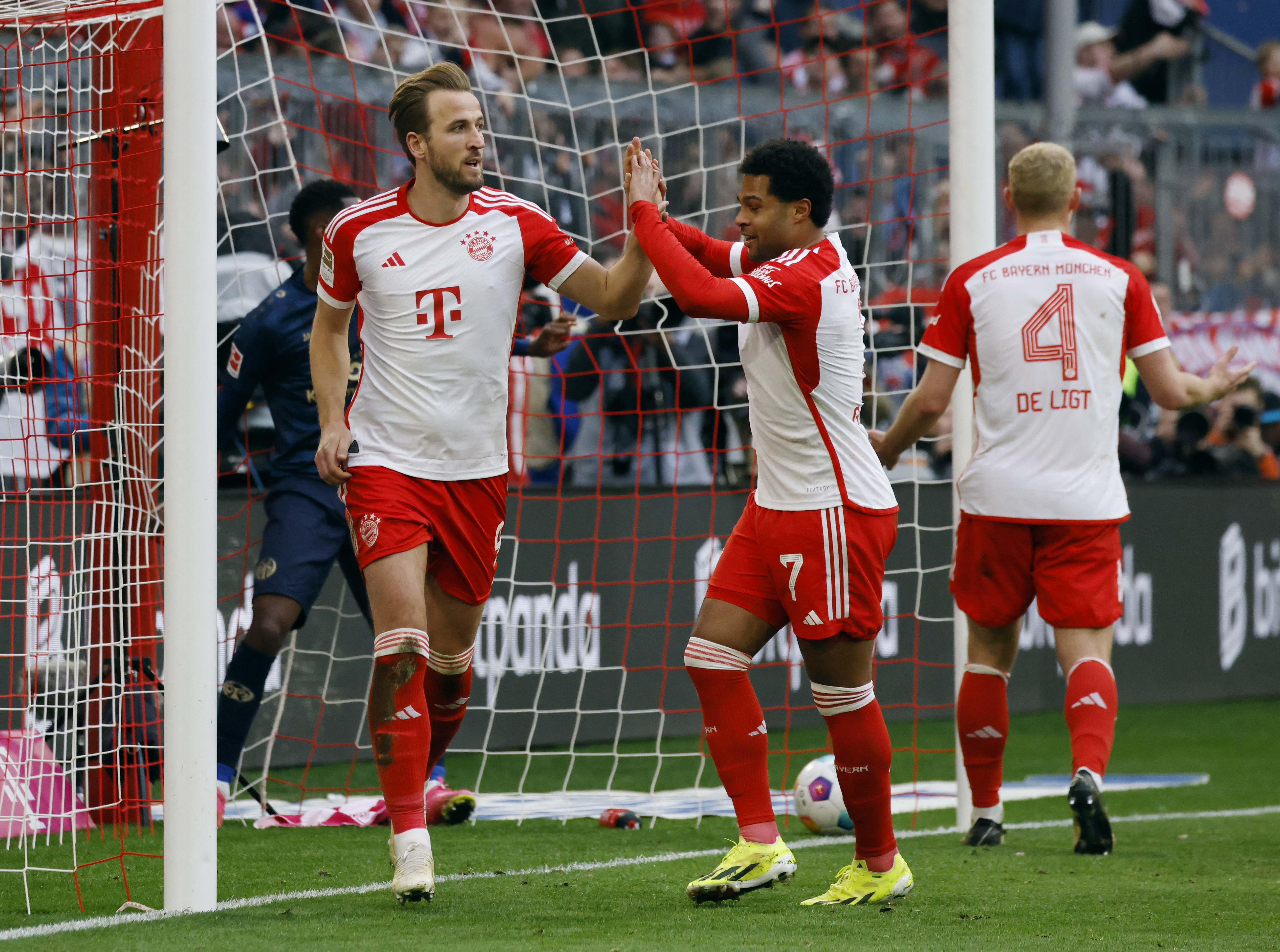 image Record-breaking Kane nets hat-trick as Bayern humble Mainz 8-1