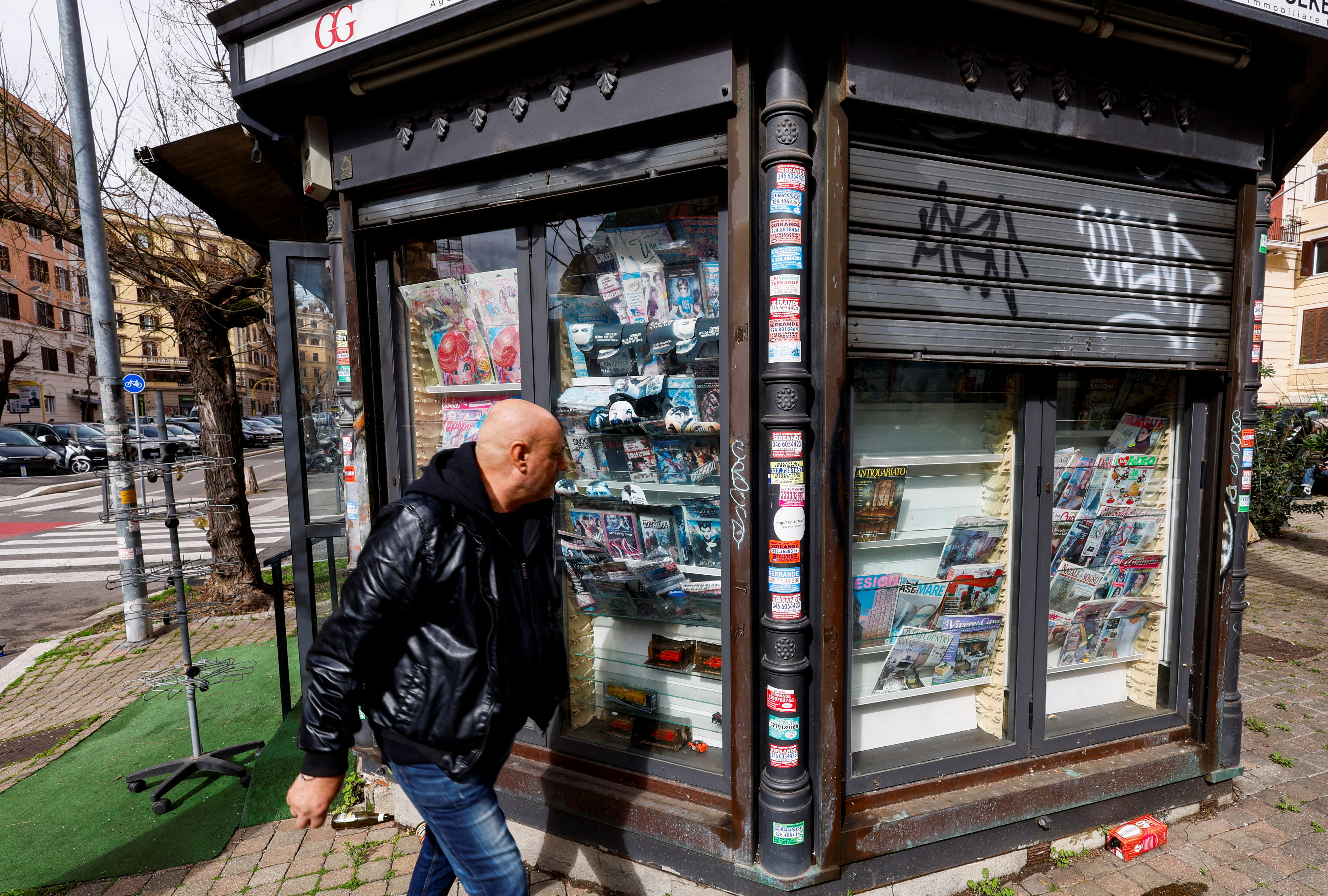 image Newspaper sales slump forces Italy&#8217;s iconic kiosks to shutter