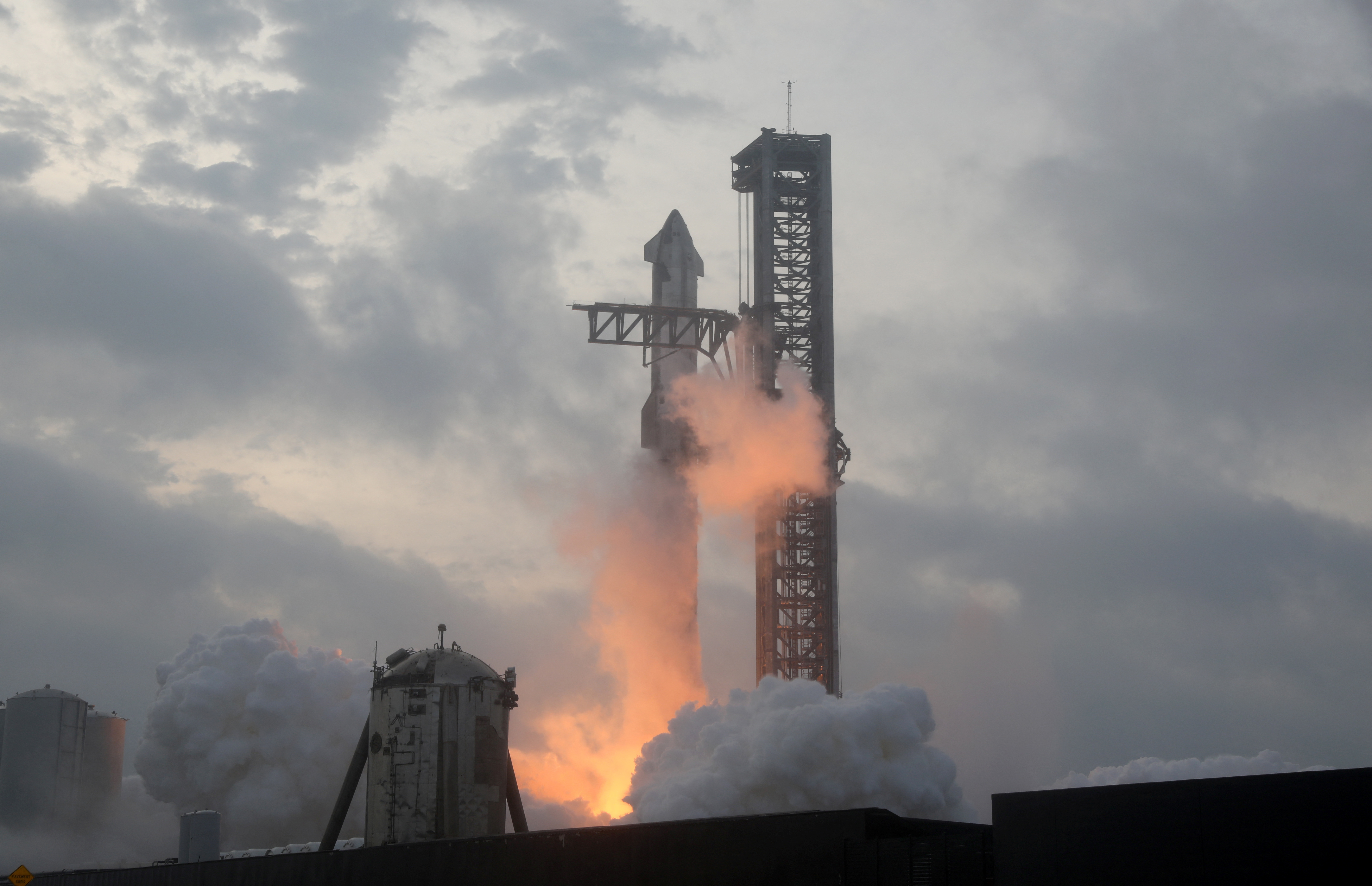 image SpaceX Starship disintegrates after completing most of third test flight