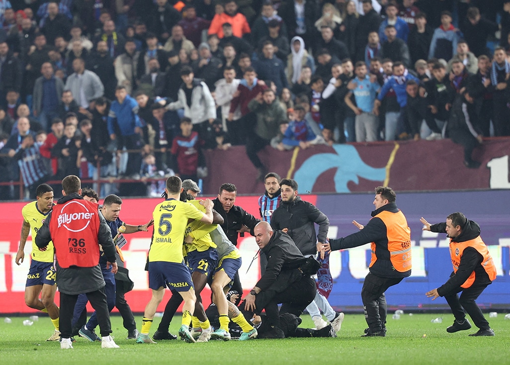 image Fenerbahce to consider withdrawing from Super Lig after players attacked
