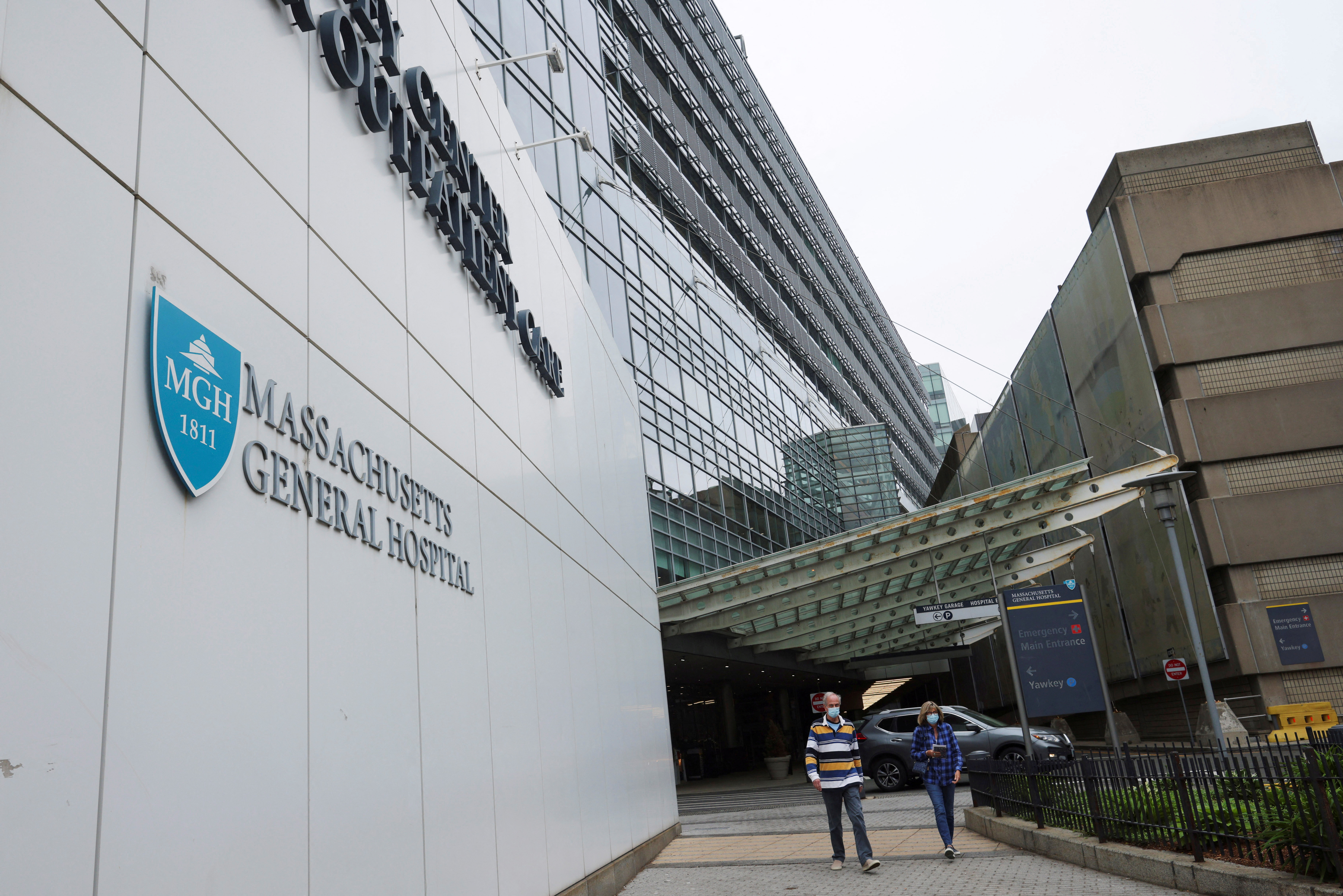 image US surgeons perform first pig-to-human kidney transplant