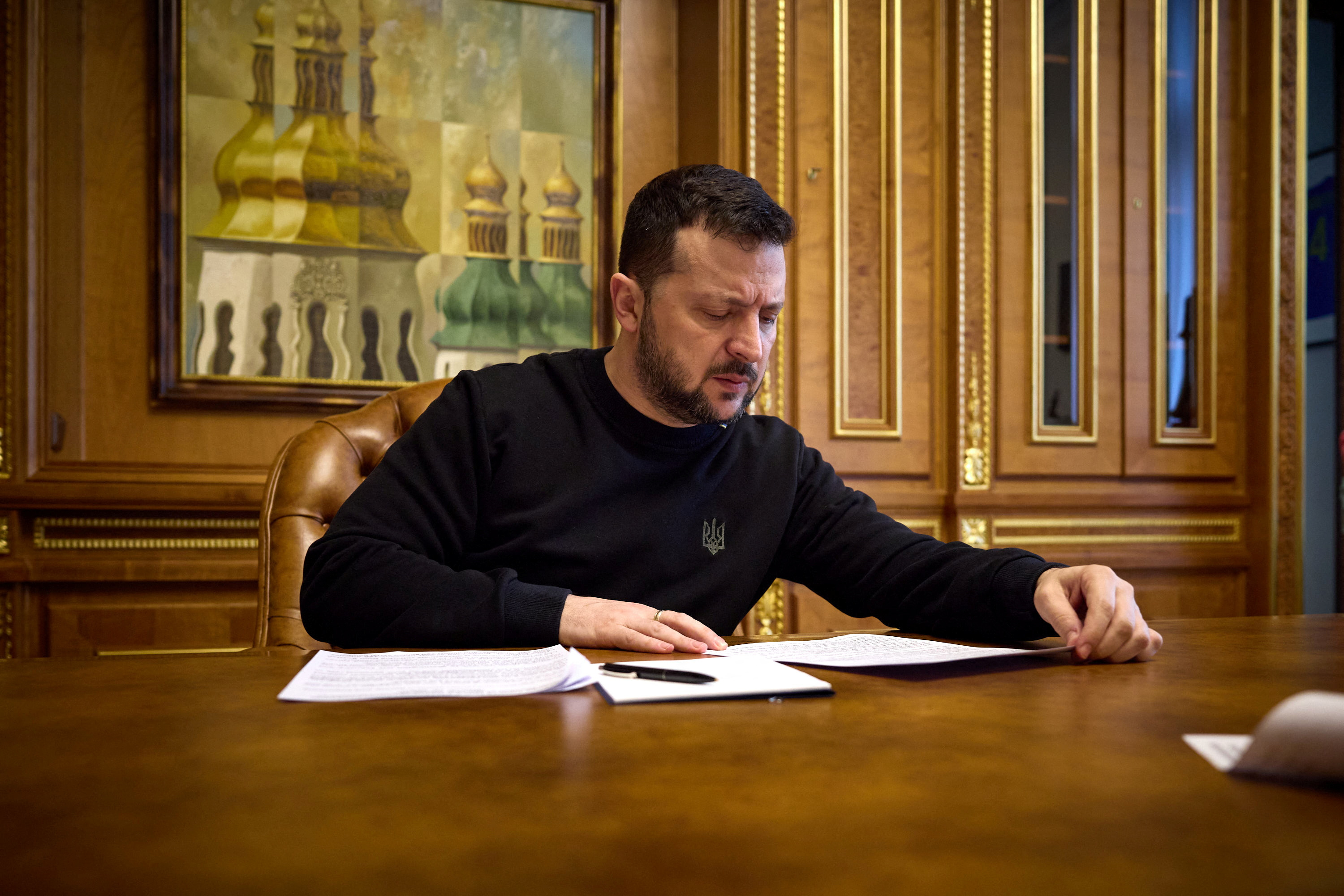 image Zelenskiy tells U.S. House speaker: quick passage of military aid is vital