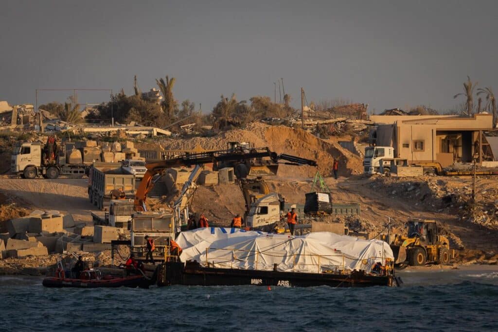 feature elias aid from the open arms, the first vessel to use the corridor, being offloaded in gaza