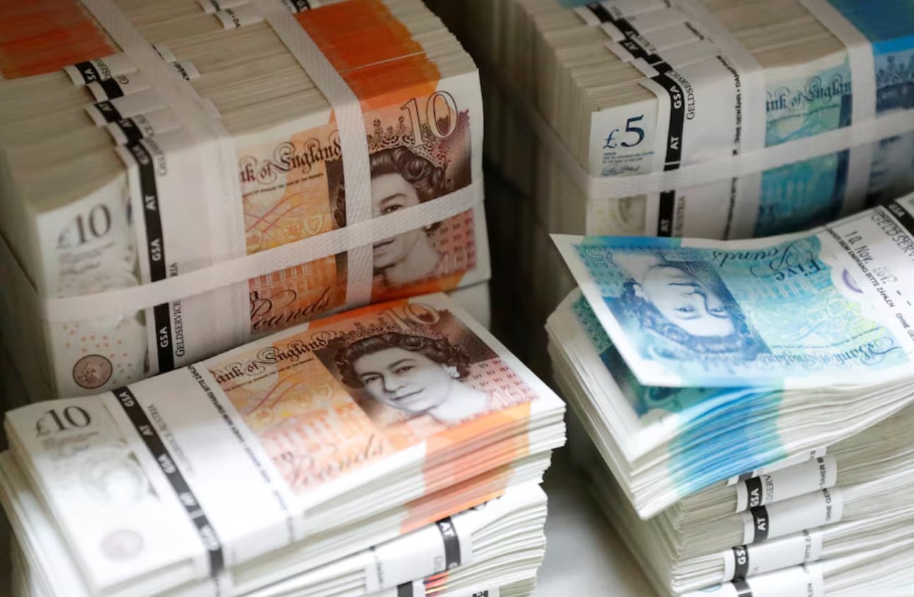 image Sterling bows to dollar strength after UK GDP data