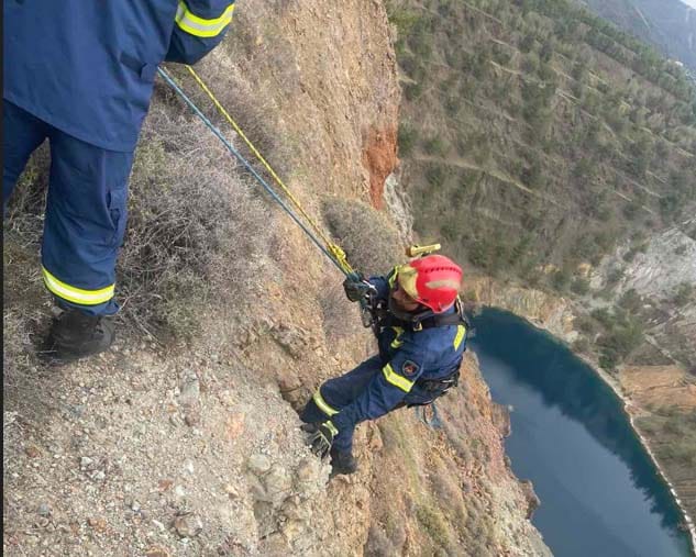 image Man falls 80m, rescued by helicopter (video)