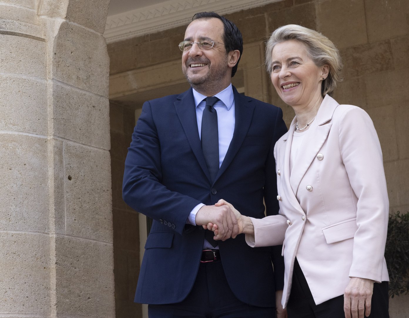 image EU pledges support to reunify last divided member state