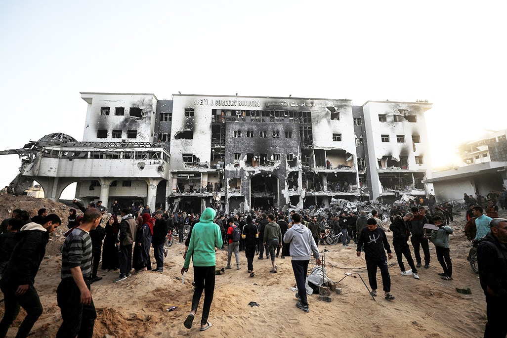 image Israeli troops leave Shifa Hospital a wreck in sea of rubble