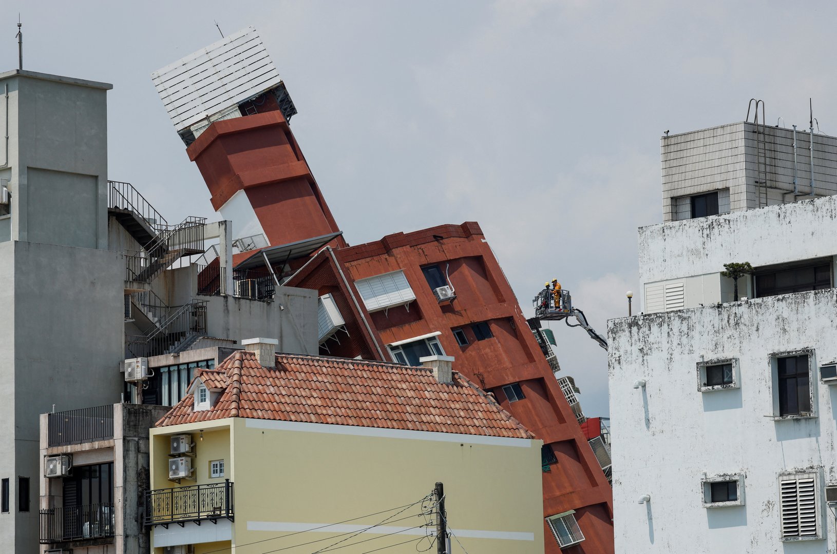 image Taiwan earthquake injuries top 1,000, missing hotel workers found