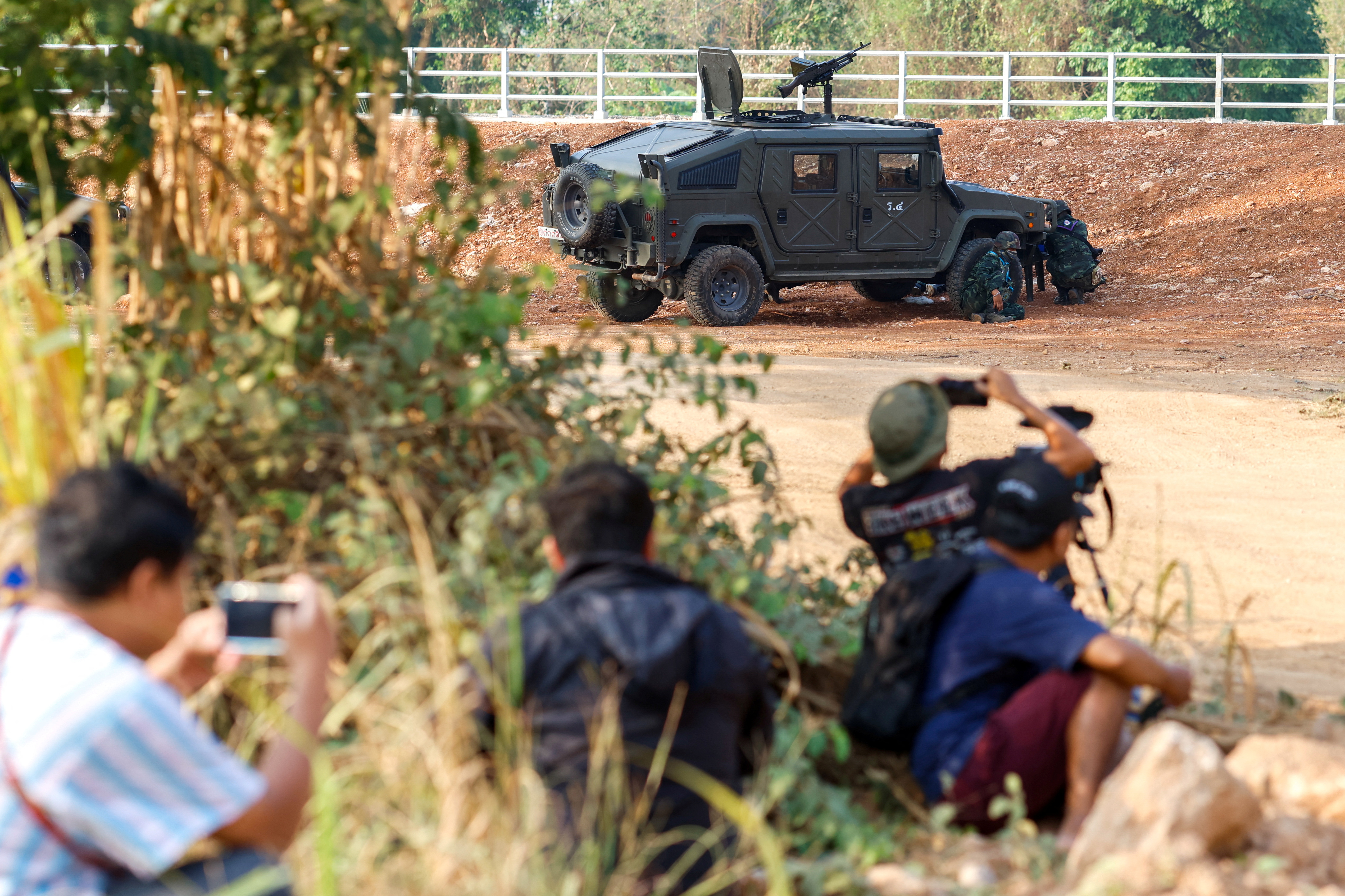image Fighting flares at Myanmar-Thai border as rebels target stranded junta troops